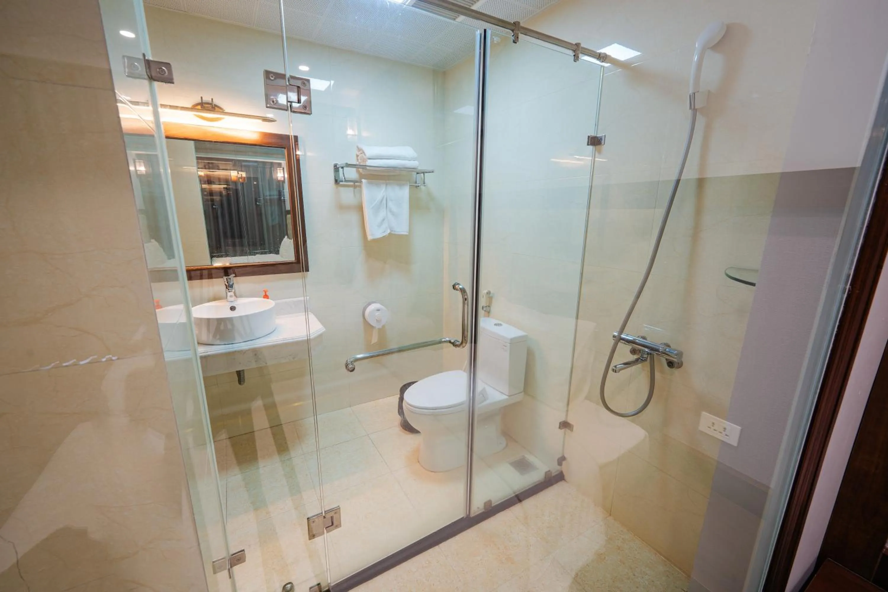 Shower in Topone Halong Hotel