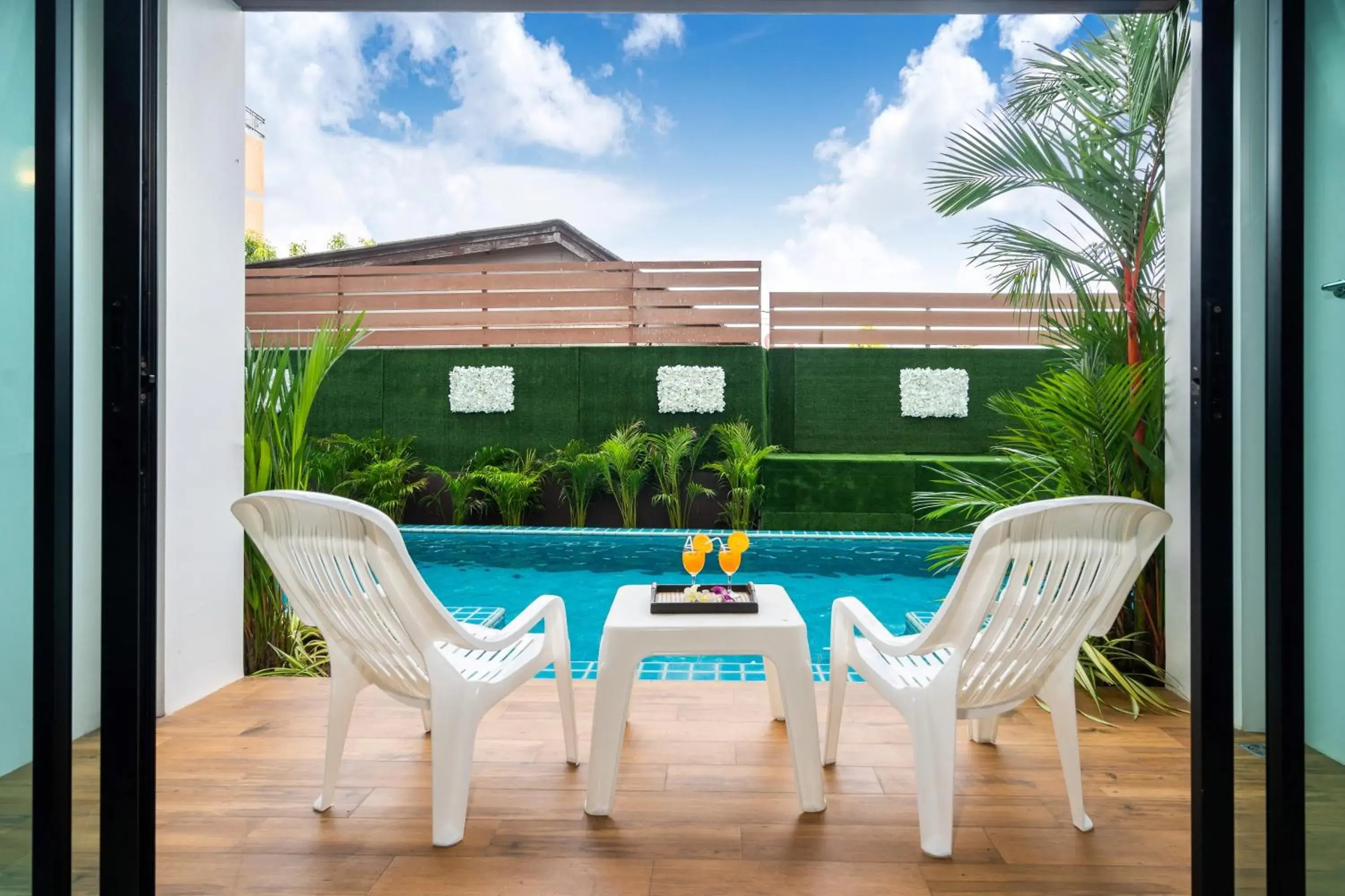 Deluxe Twin Room with Pool Access in The Thames Pool Access Resort & Villa - SHA Extra Plus Deluxe Twin Room with Pool Access in The Thames Pool Access Resort & Villa - SHA Extra Plus