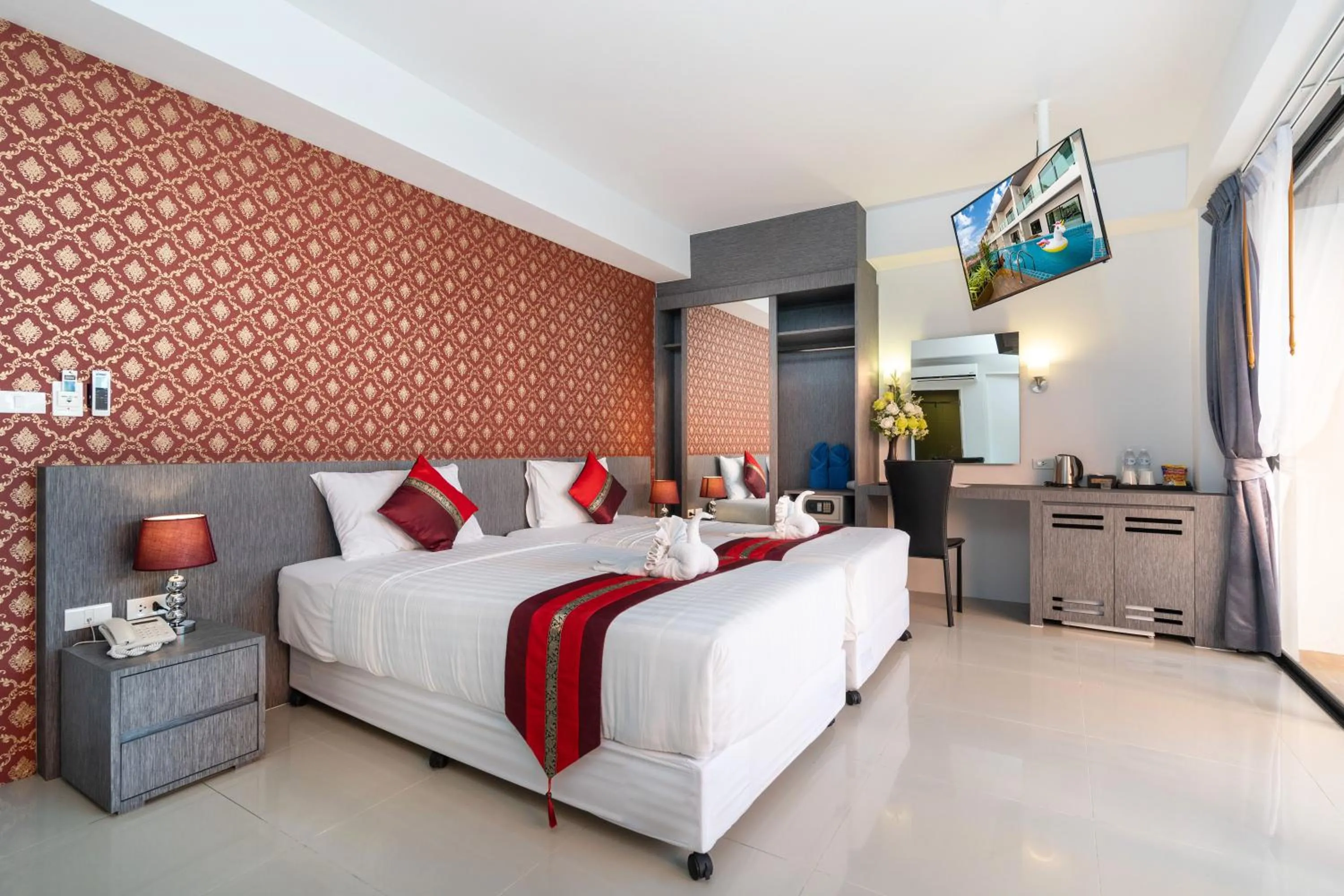 Communal lounge/ TV room, Bed in The Thames Pool Access Resort & Villa - SHA Extra Plus