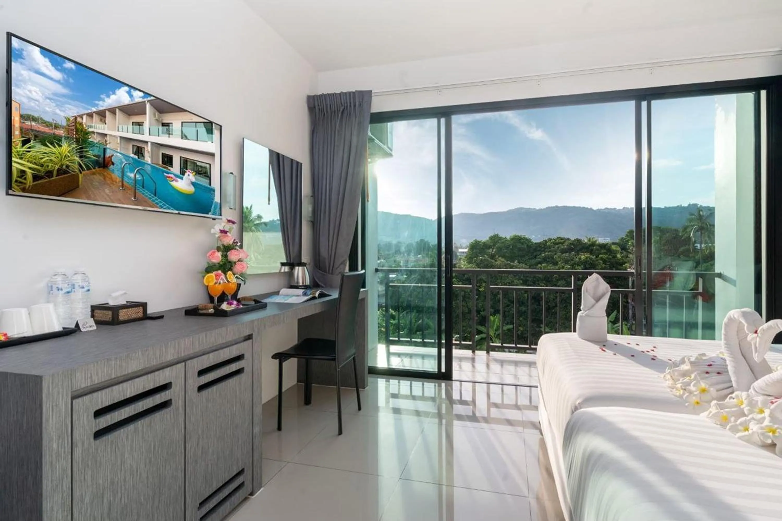 Bed in The Thames Pool Access Resort & Villa - SHA Extra Plus