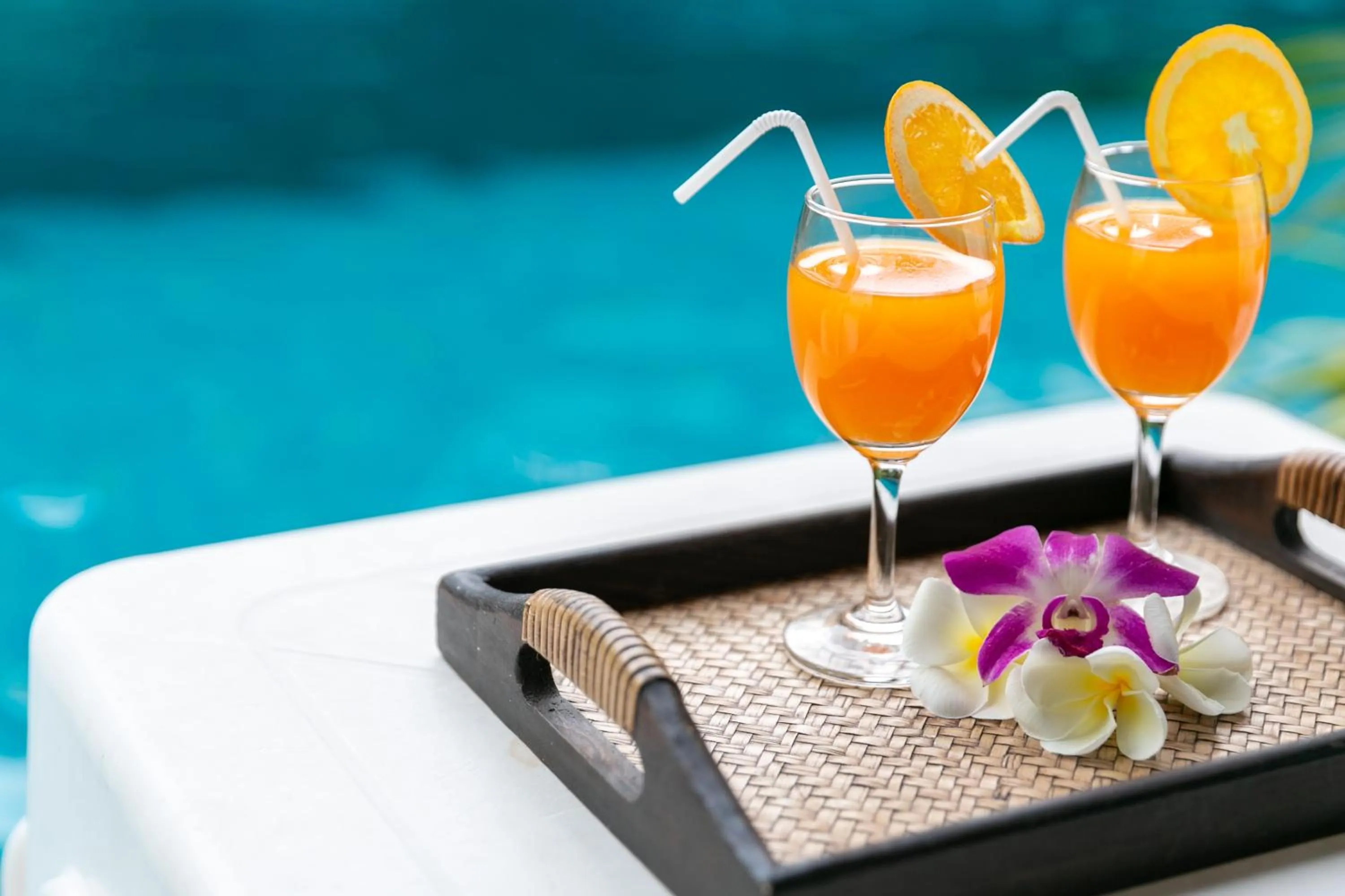Food and drinks in The Thames Pool Access Resort & Villa - SHA Extra Plus
