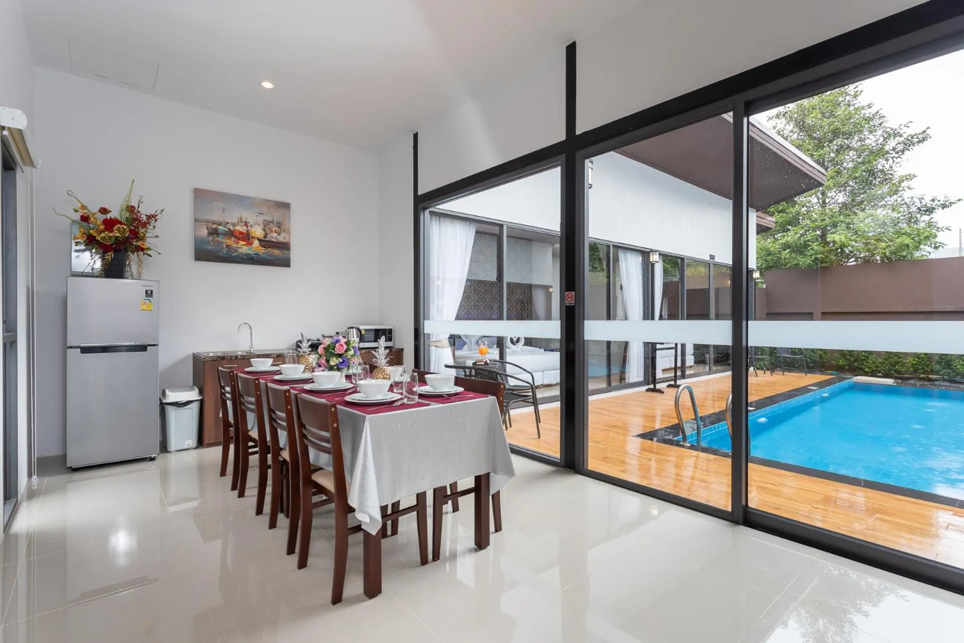 Restaurant/places to eat in The Thames Pool Access Resort &amp; Villa - SHA Extra Plus