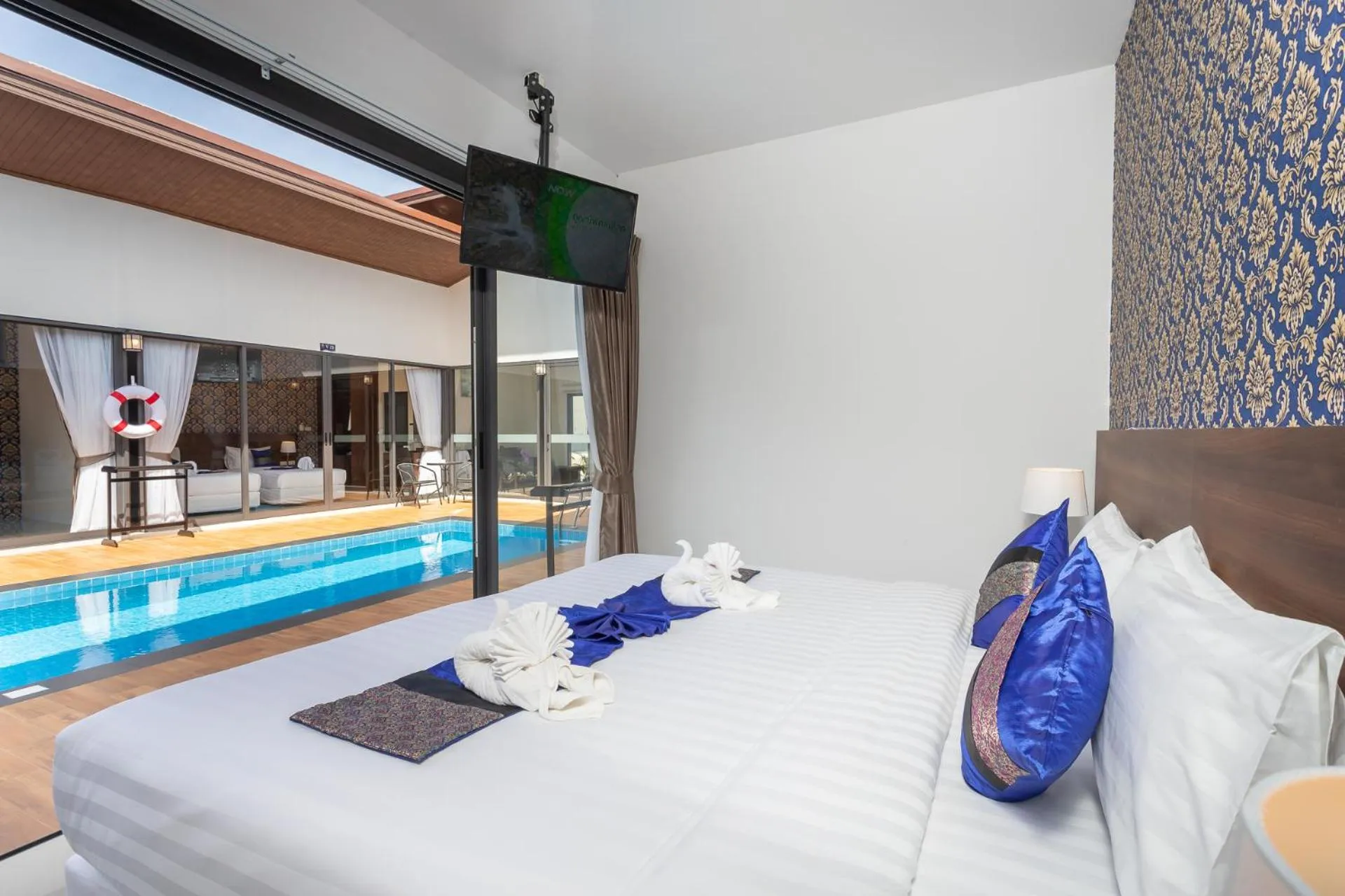 Bed in The Thames Pool Access Resort & Villa - SHA Extra Plus