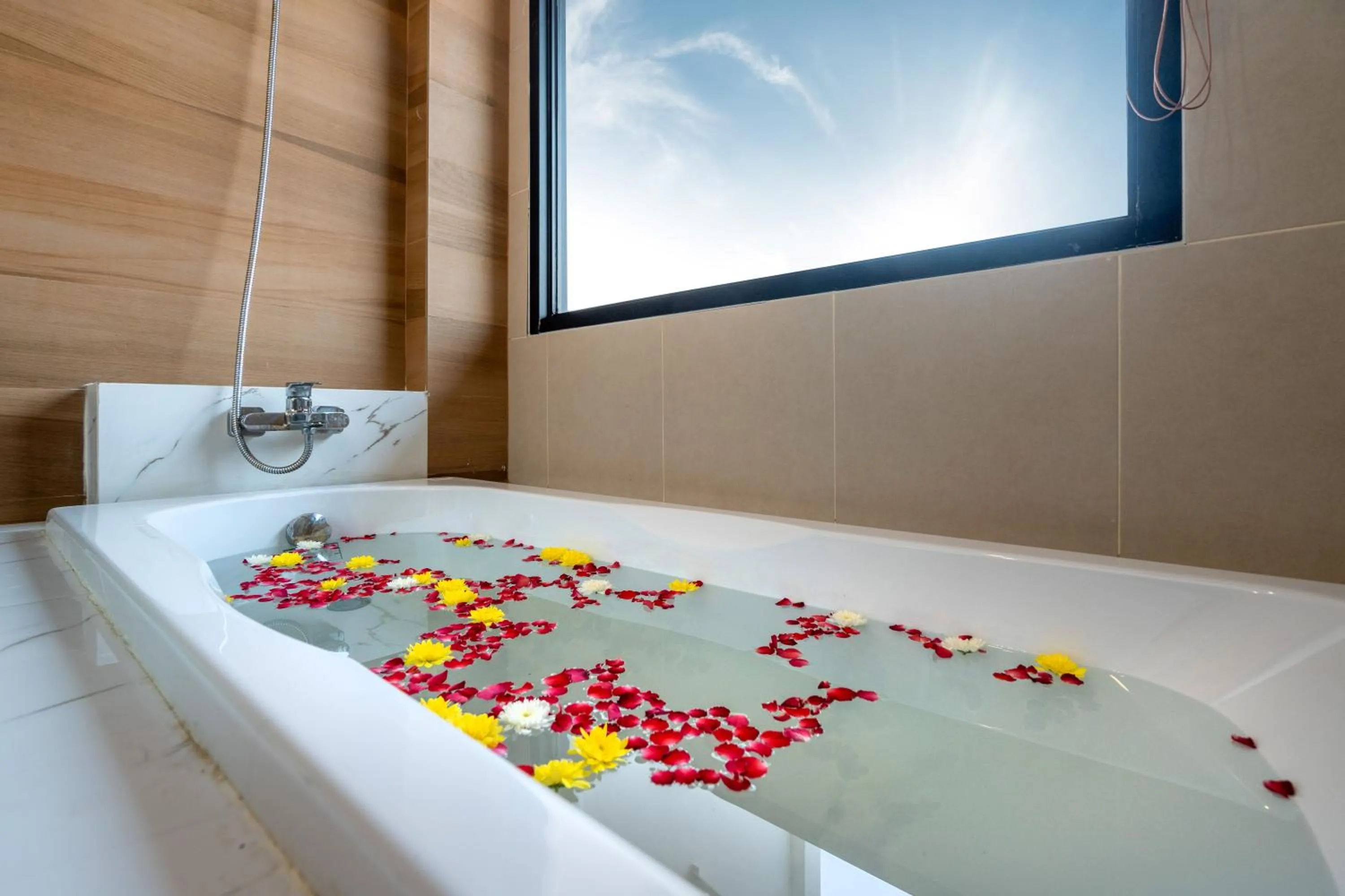 Bathroom, Bed in The Thames Pool Access Resort & Villa - SHA Extra Plus