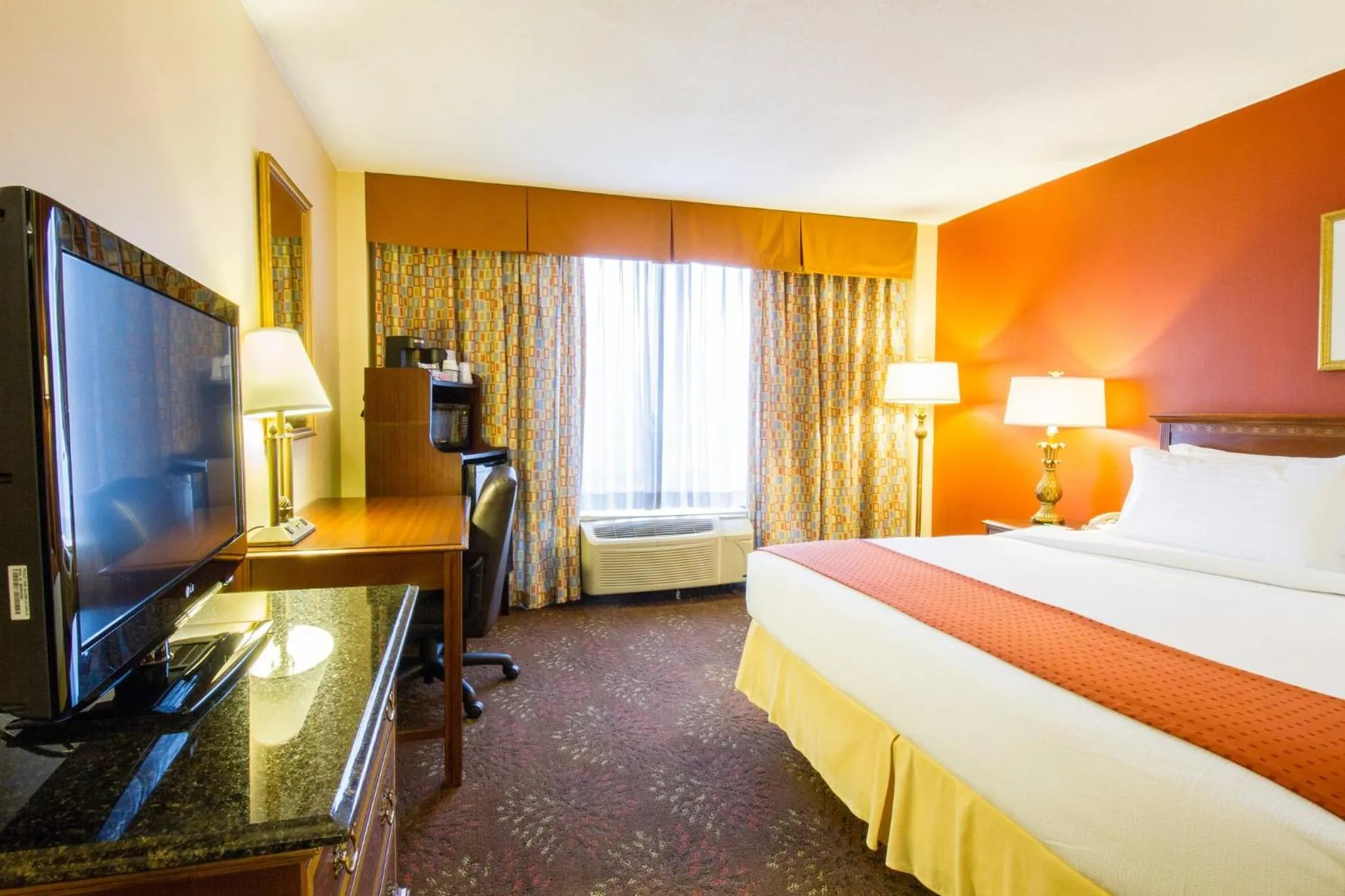 Photo of the whole room, Bed in Holiday Inn O'Hare Area by IHG