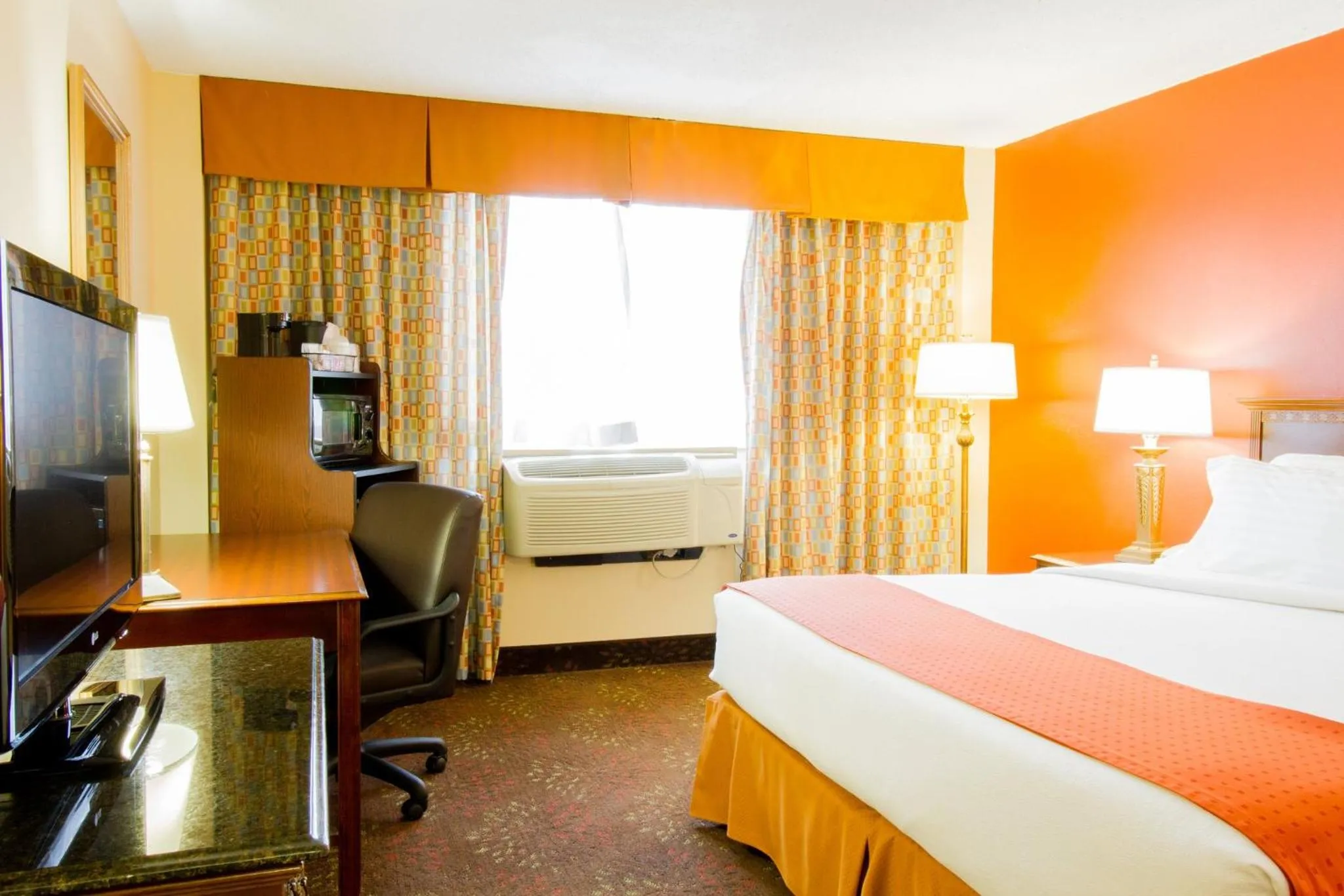 Photo of the whole room, Bed in Holiday Inn O'Hare Area by IHG