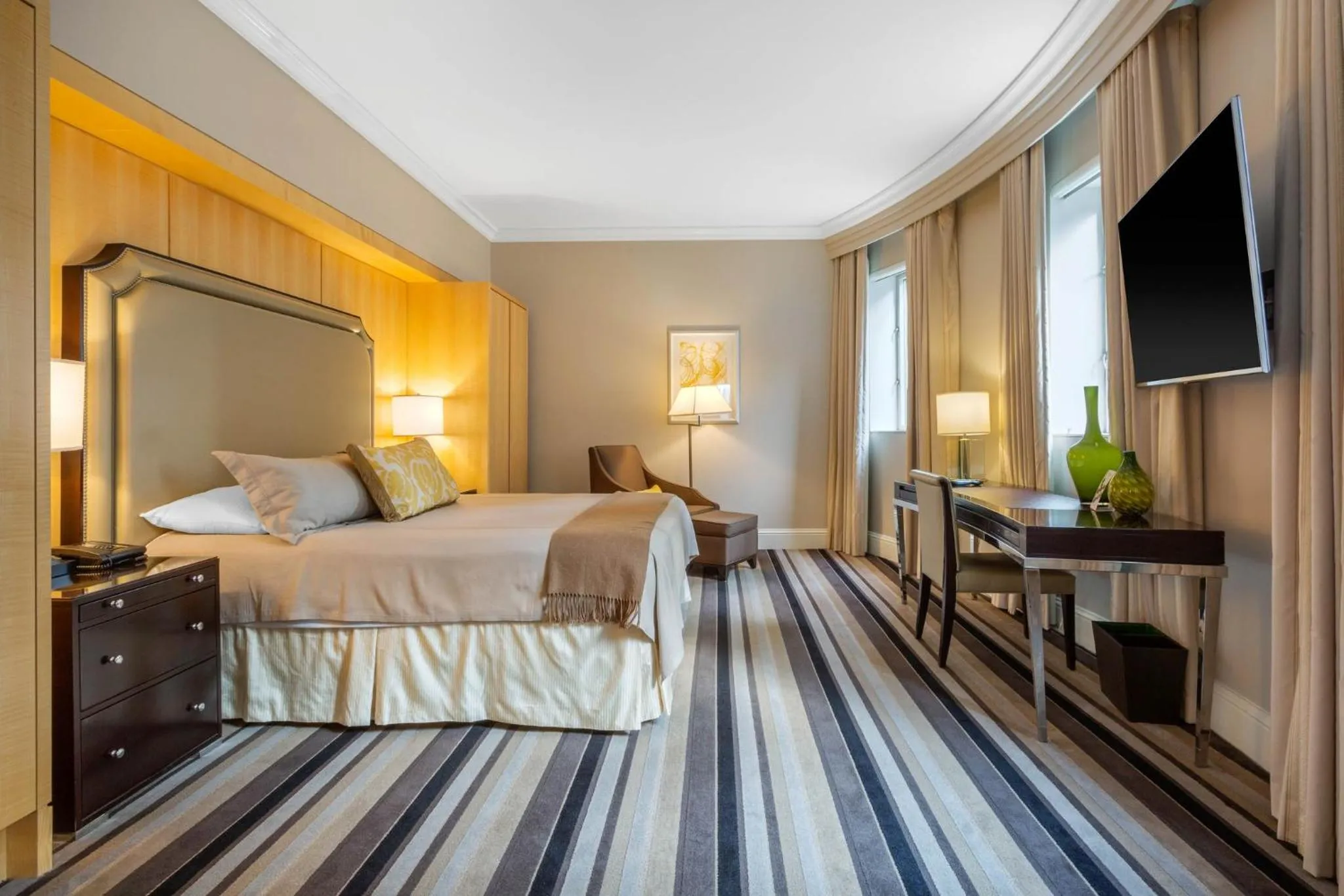 Photo of the whole room, Bed in Omni Berkshire Place