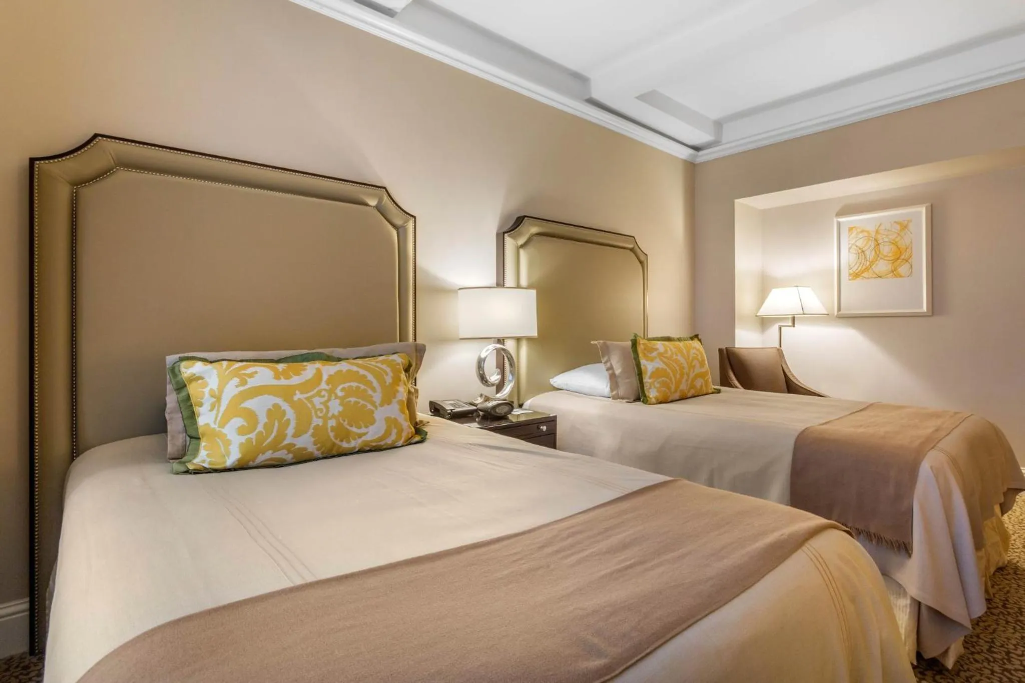 Photo of the whole room, Bed in Omni Berkshire Place