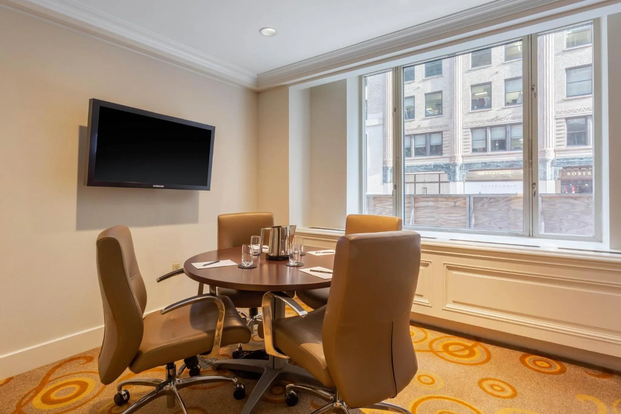 Facade/entrance in Omni Berkshire Place