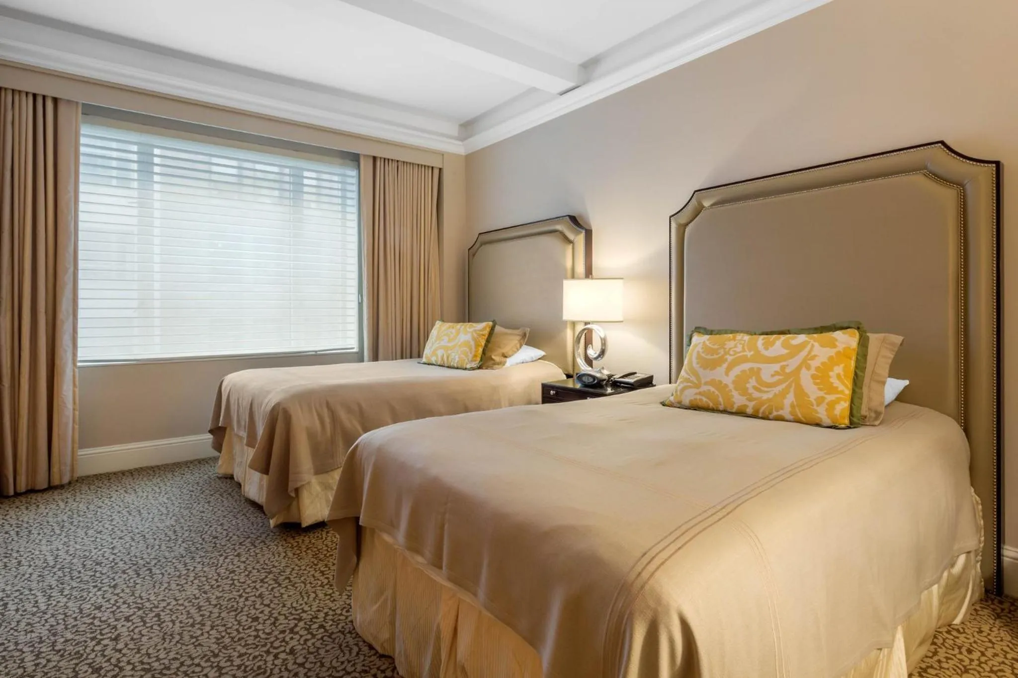 Facade/entrance, Bed in Omni Berkshire Place