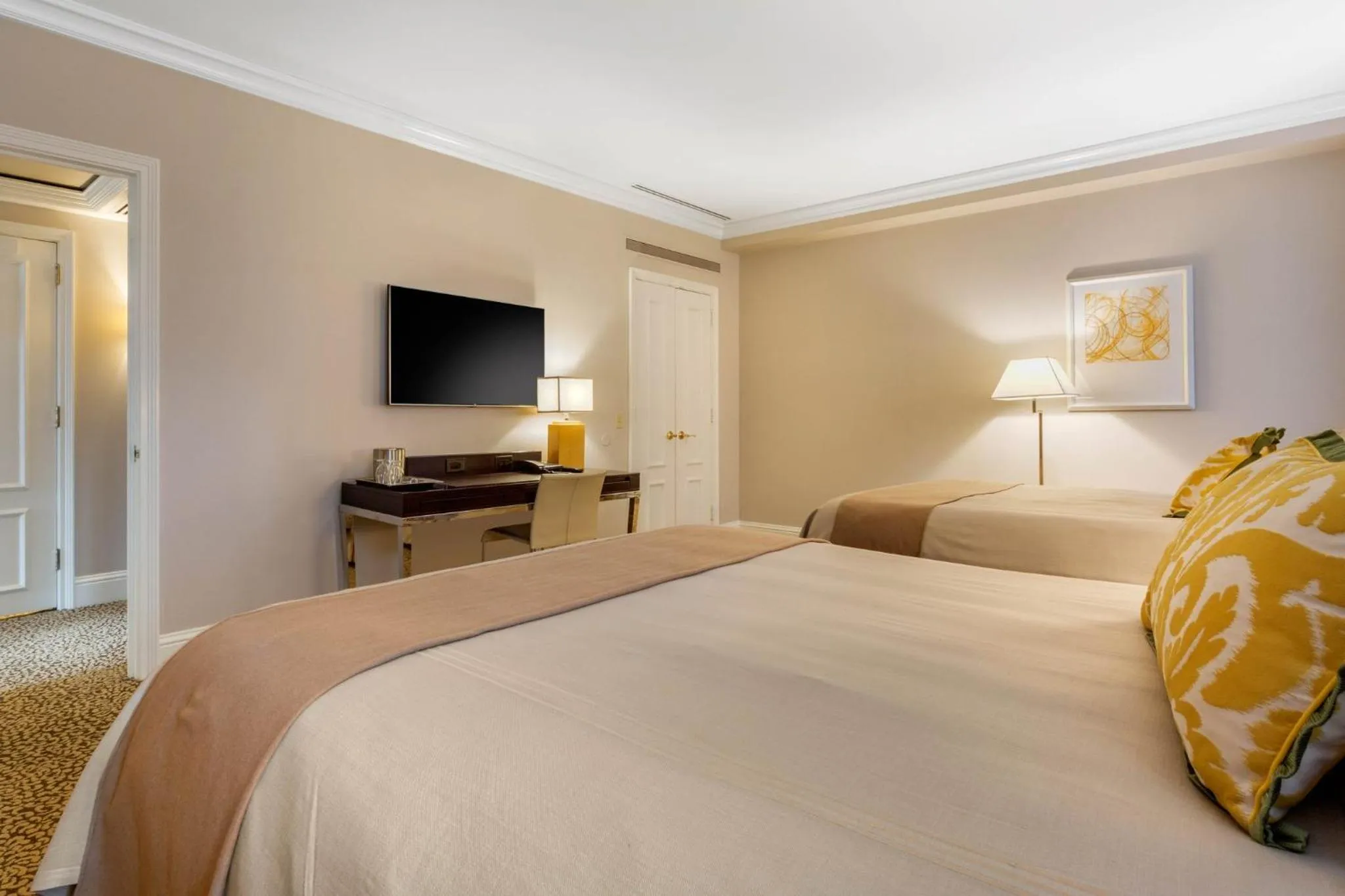 Facade/entrance, Bed in Omni Berkshire Place