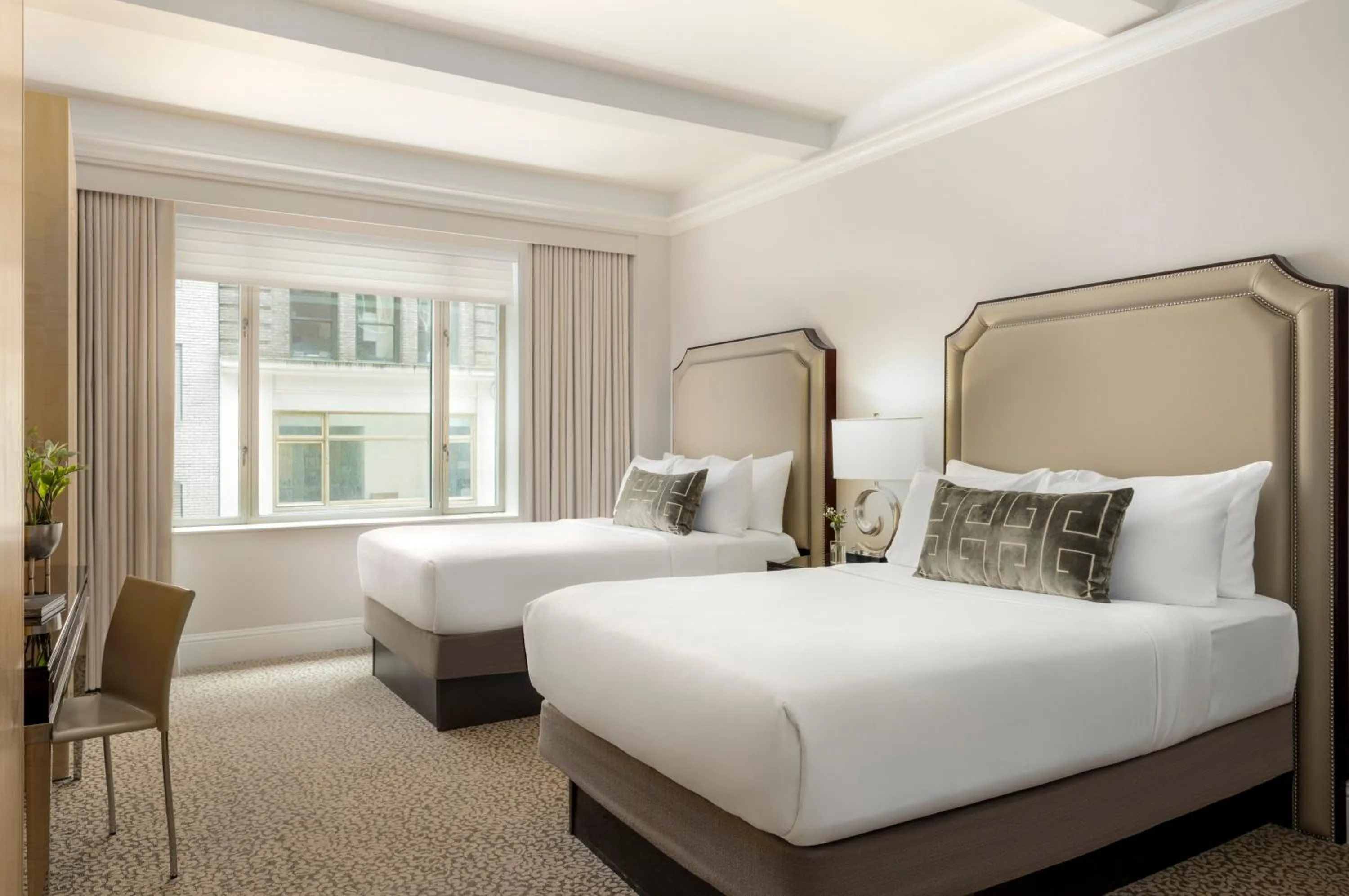 Bedroom, Bed in Omni Berkshire Place