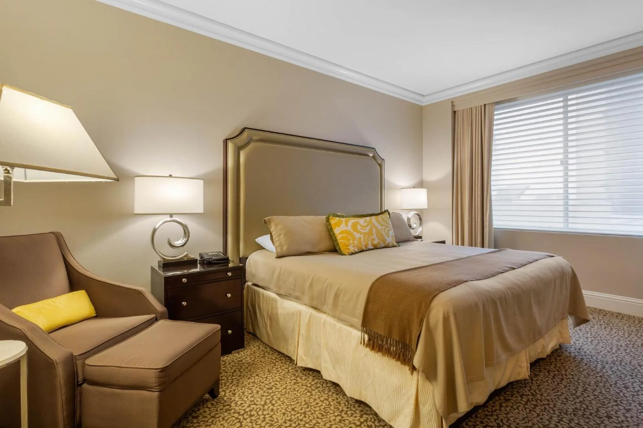 Facade/entrance, Bed in Omni Berkshire Place