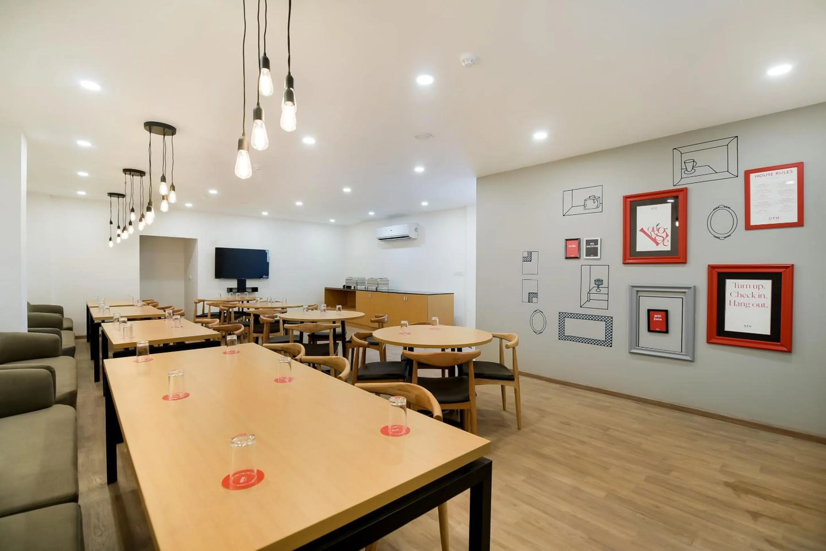 Restaurant/places to eat in Townhouse The Awadh Airport