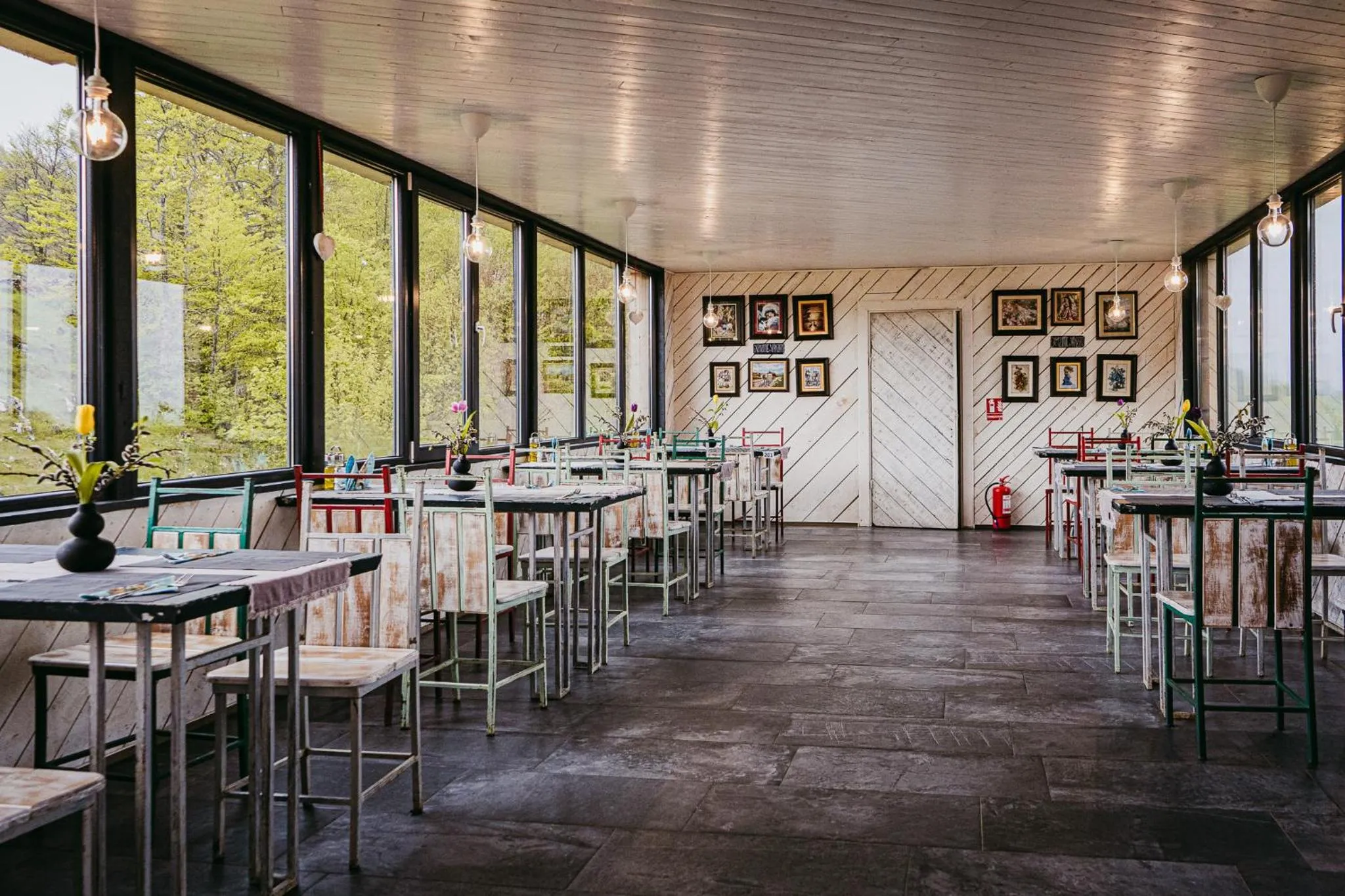 Restaurant/places to eat in Ursa Mica Glamping Resort