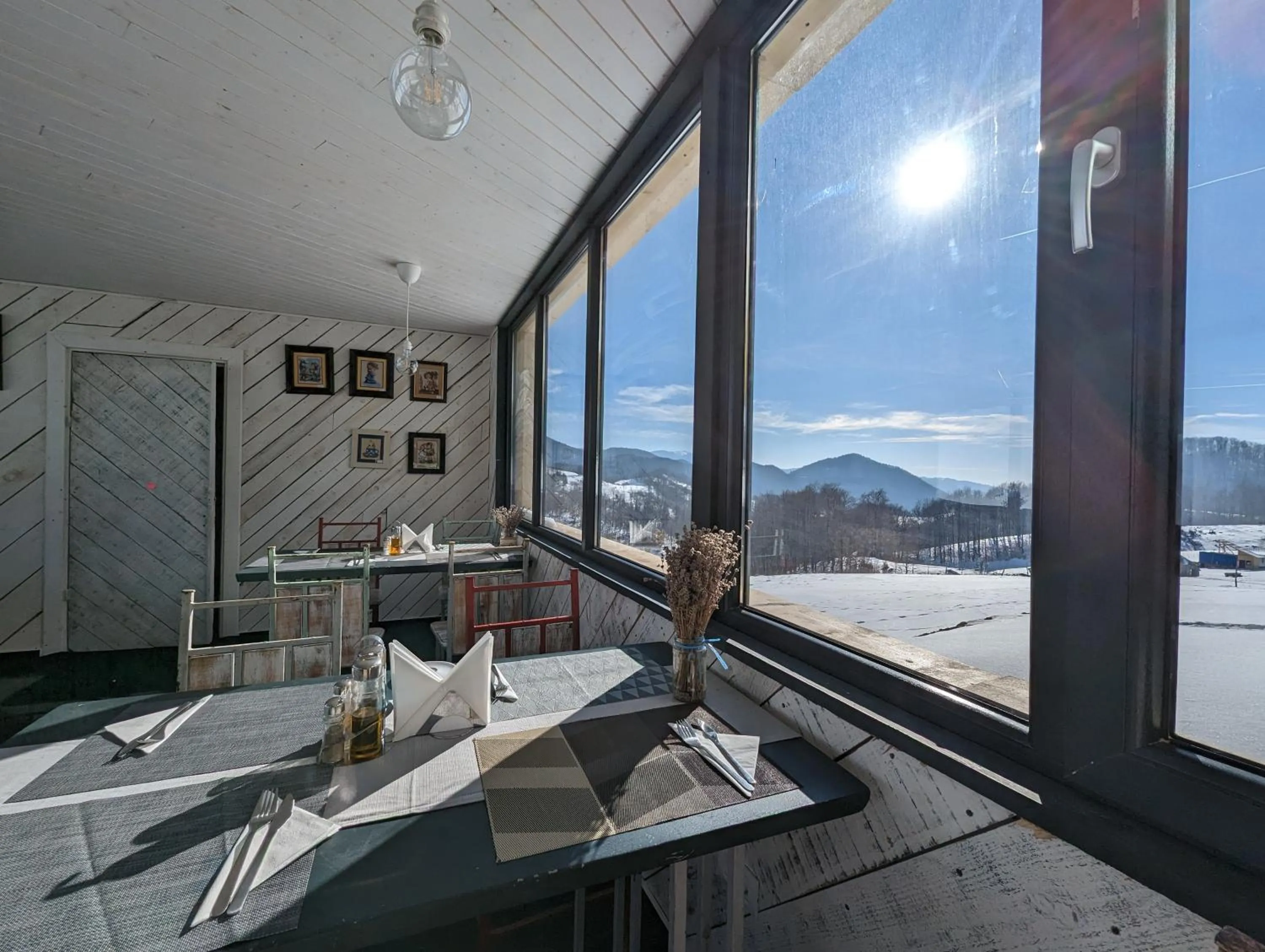 Restaurant/places to eat in Ursa Mica Glamping Resort