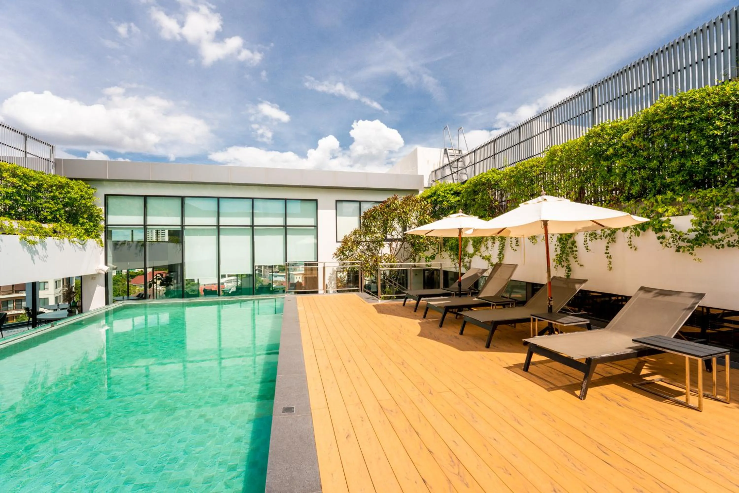 Swimming pool in Amanta Hotel & Residence Sathorn
