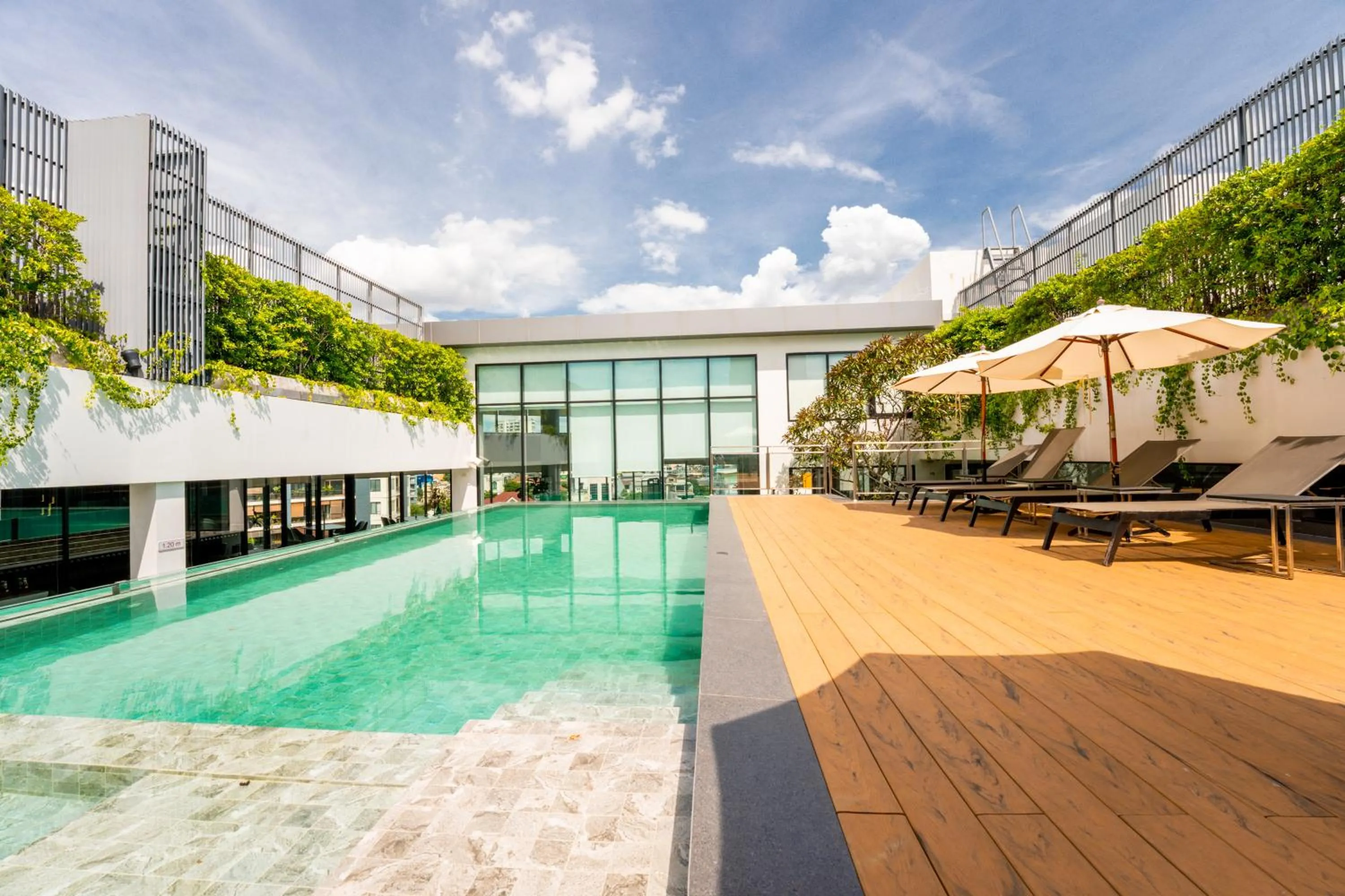 Swimming pool in Amanta Hotel & Residence Sathorn