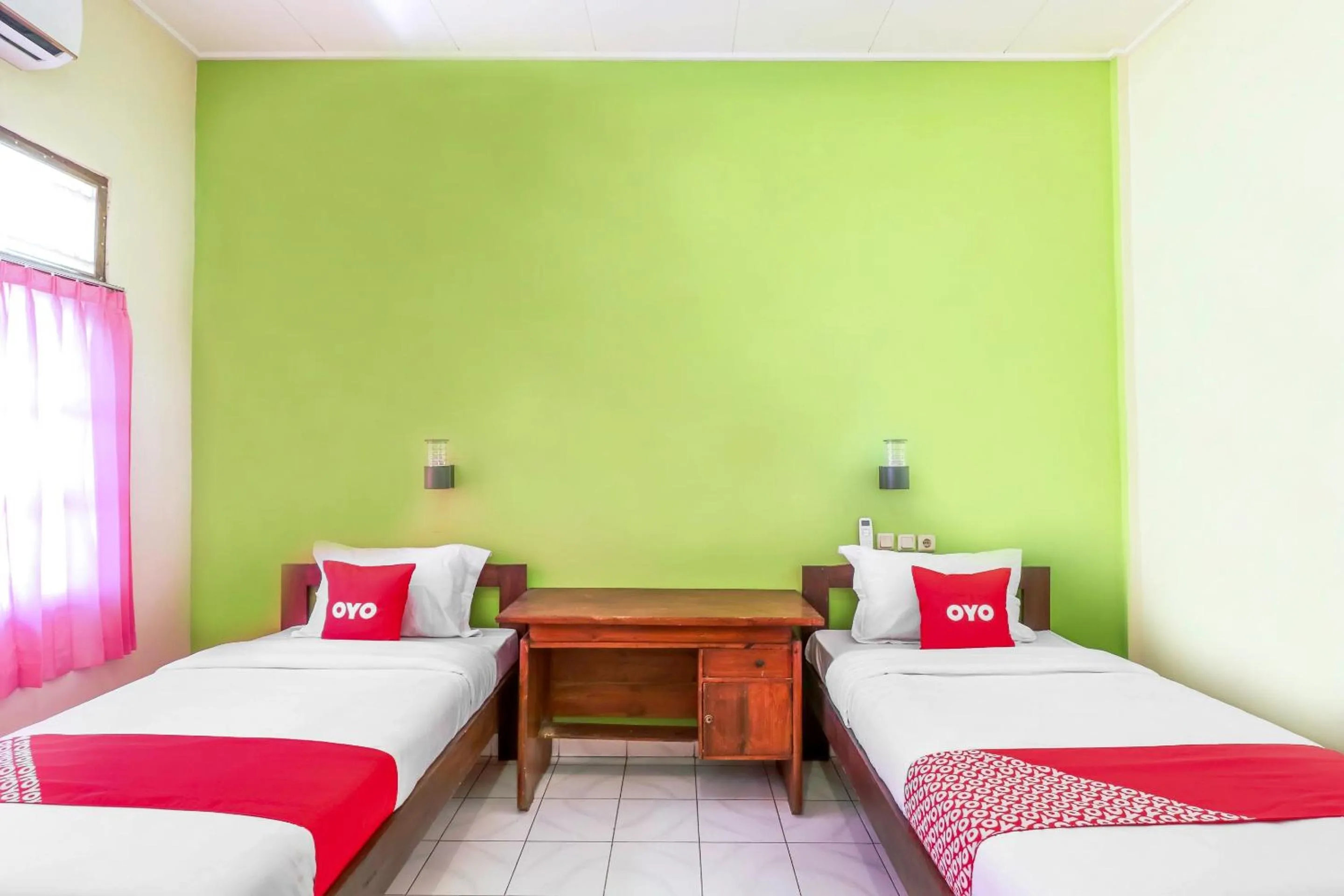 Bedroom, Bed in Hotel O Nan Berlian Inn