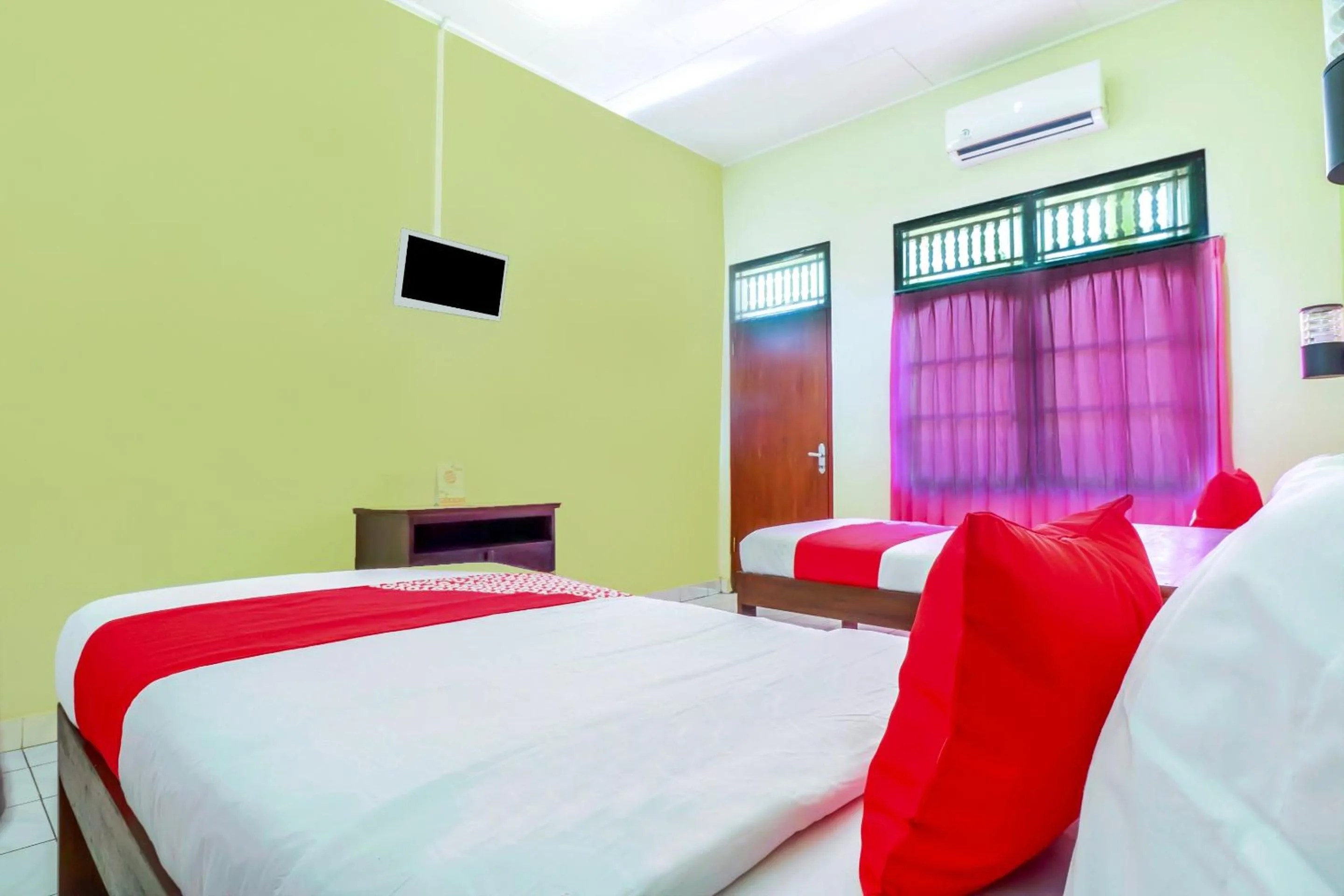 Bedroom, Bed in Hotel O Nan Berlian Inn