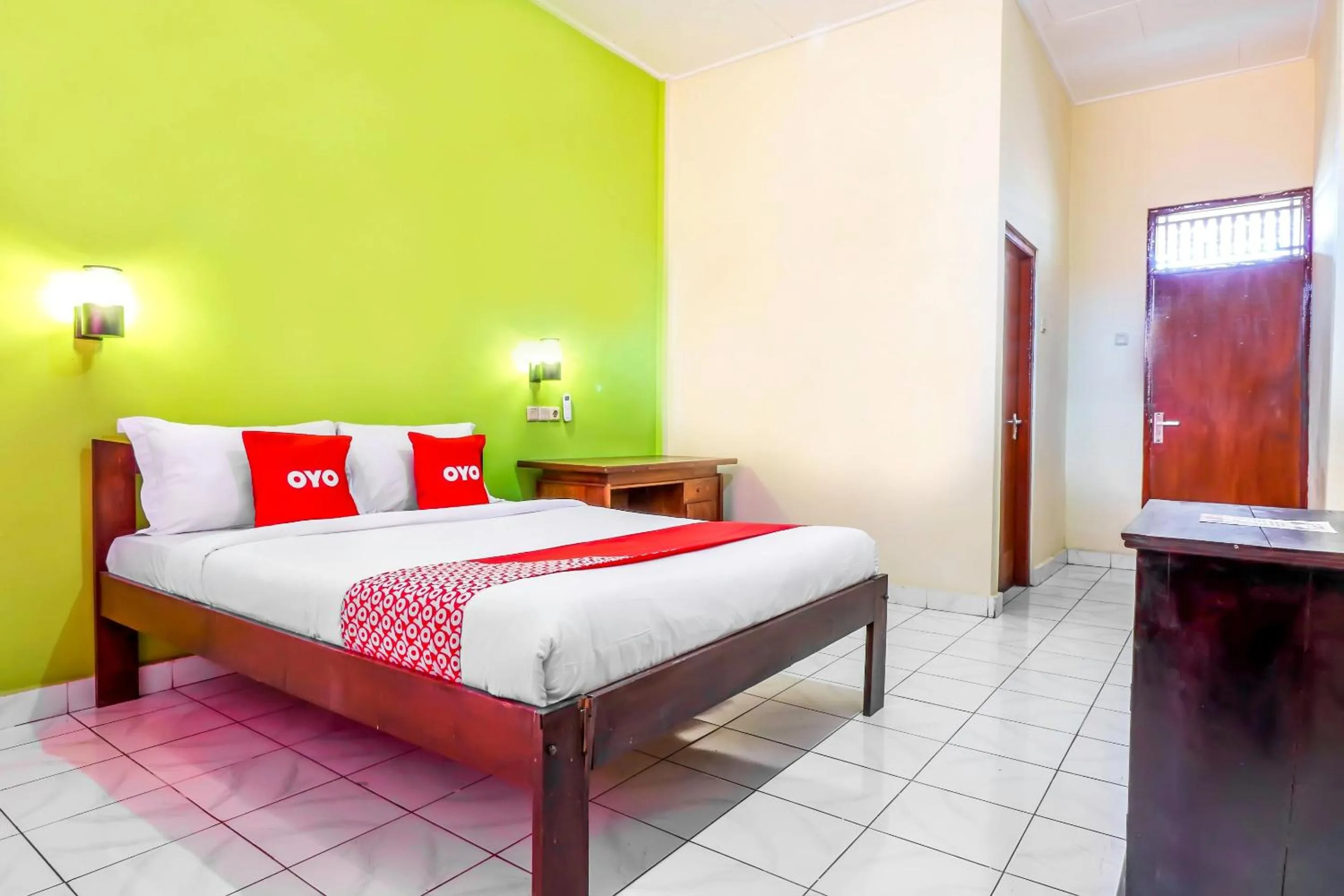 Bedroom, Bed in Hotel O Nan Berlian Inn