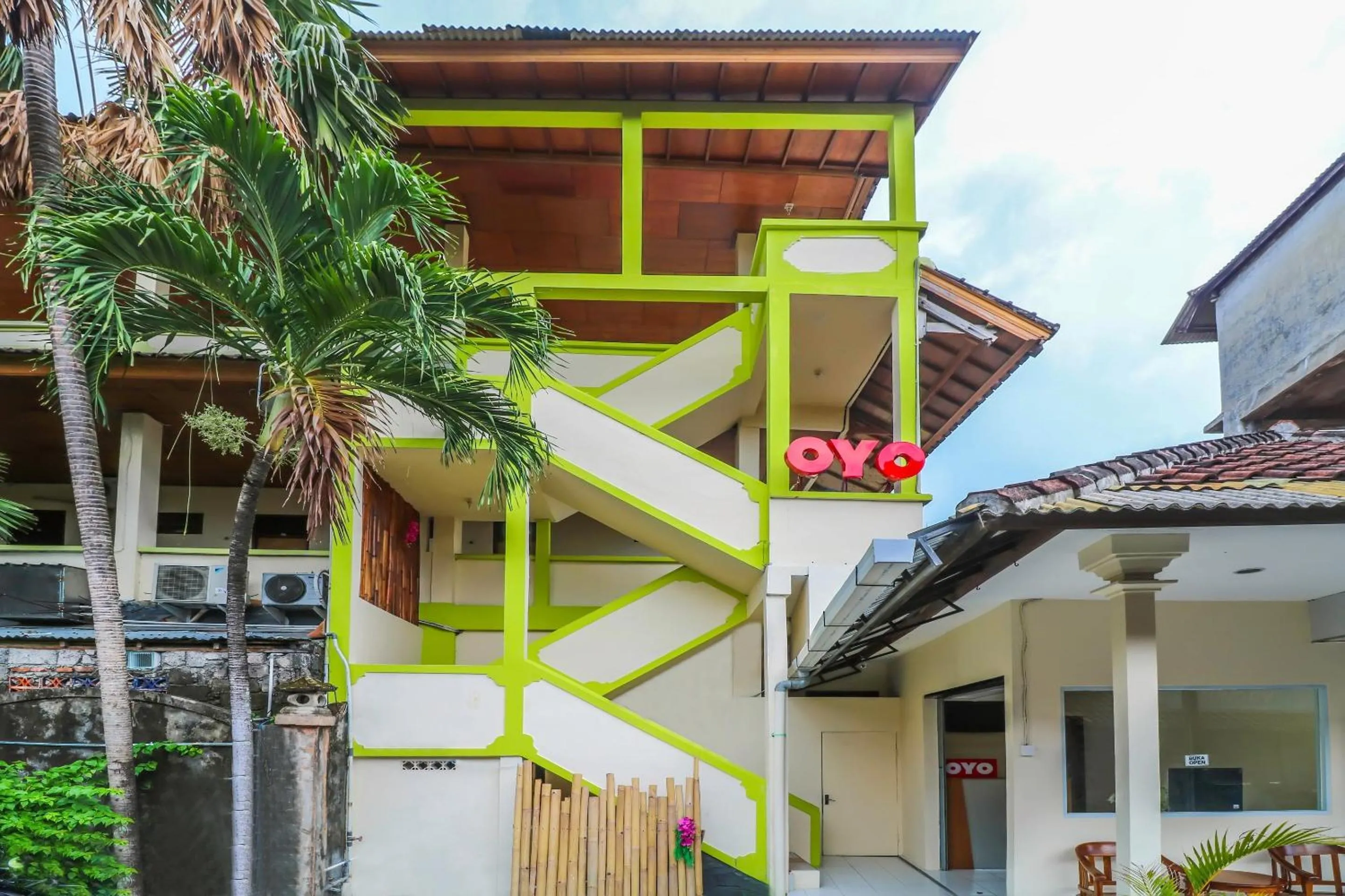 Facade/entrance in Hotel O Nan Berlian Inn
