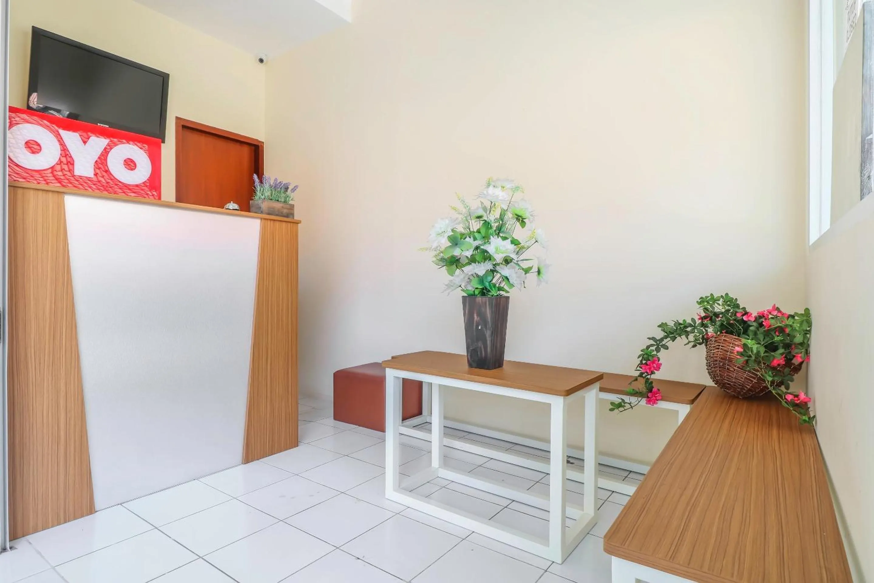 Lobby or reception in Hotel O Nan Berlian Inn