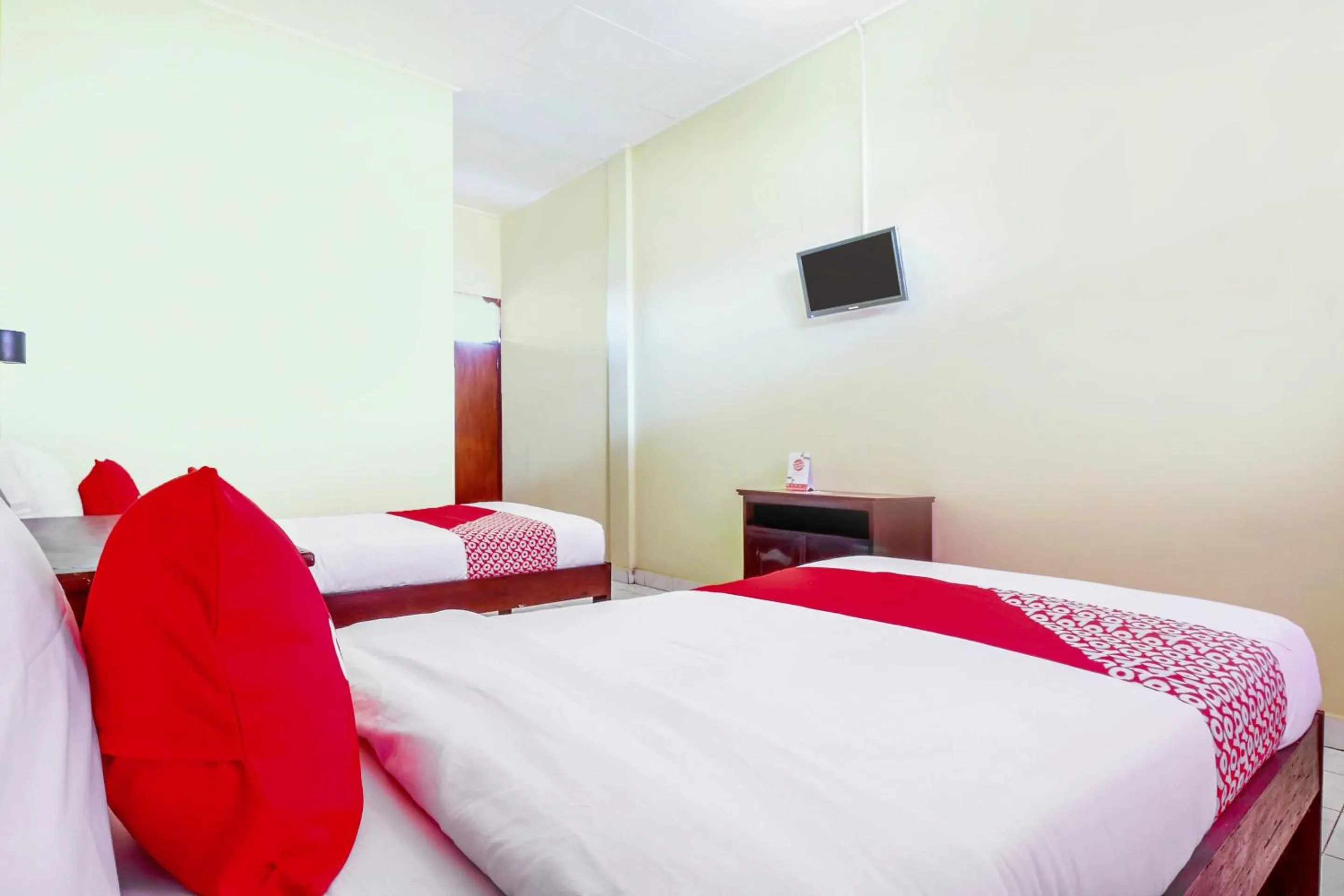 Bedroom, Bed in Hotel O Nan Berlian Inn