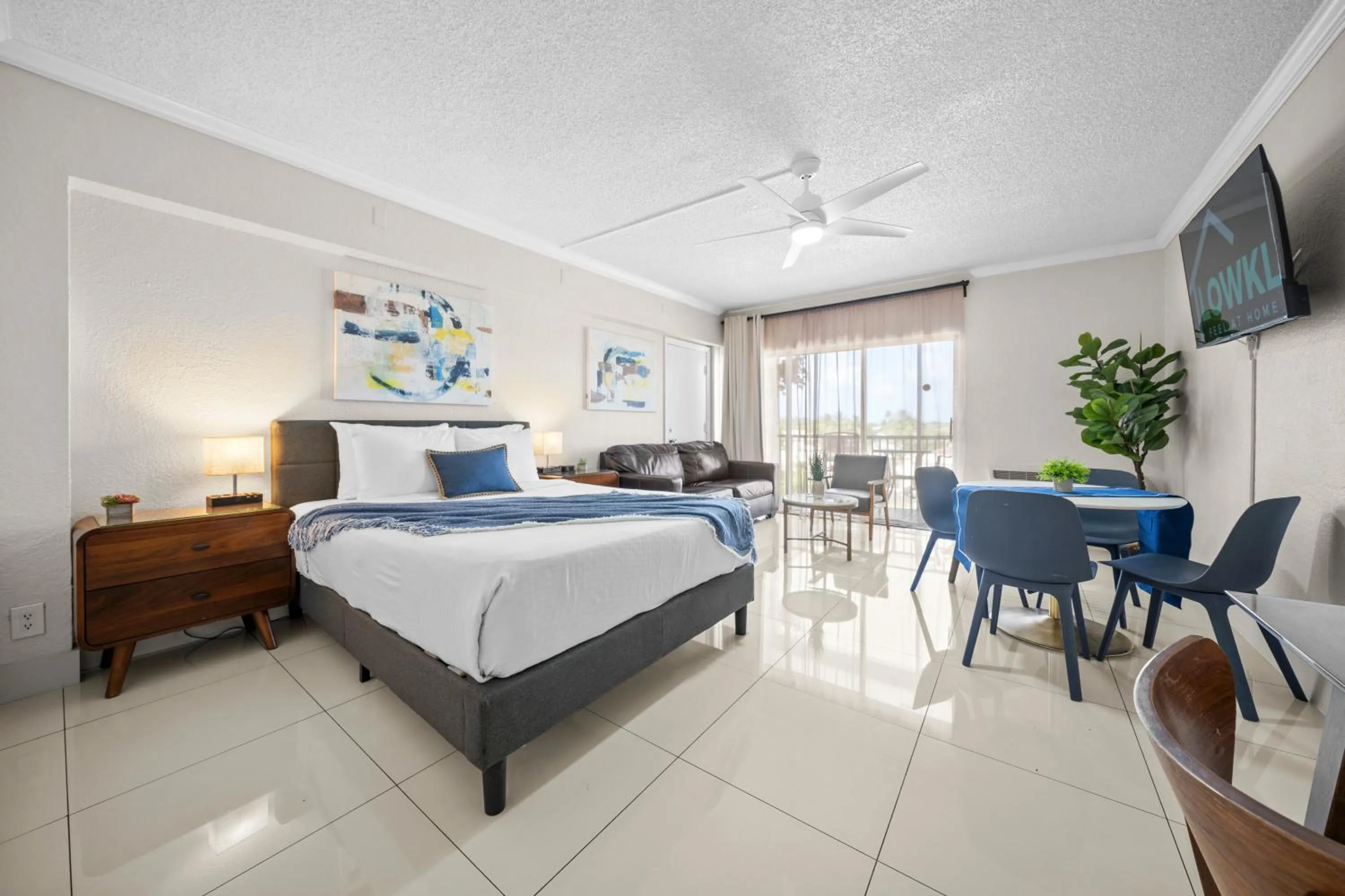 Photo of the whole room, Bed in Boca Plaza