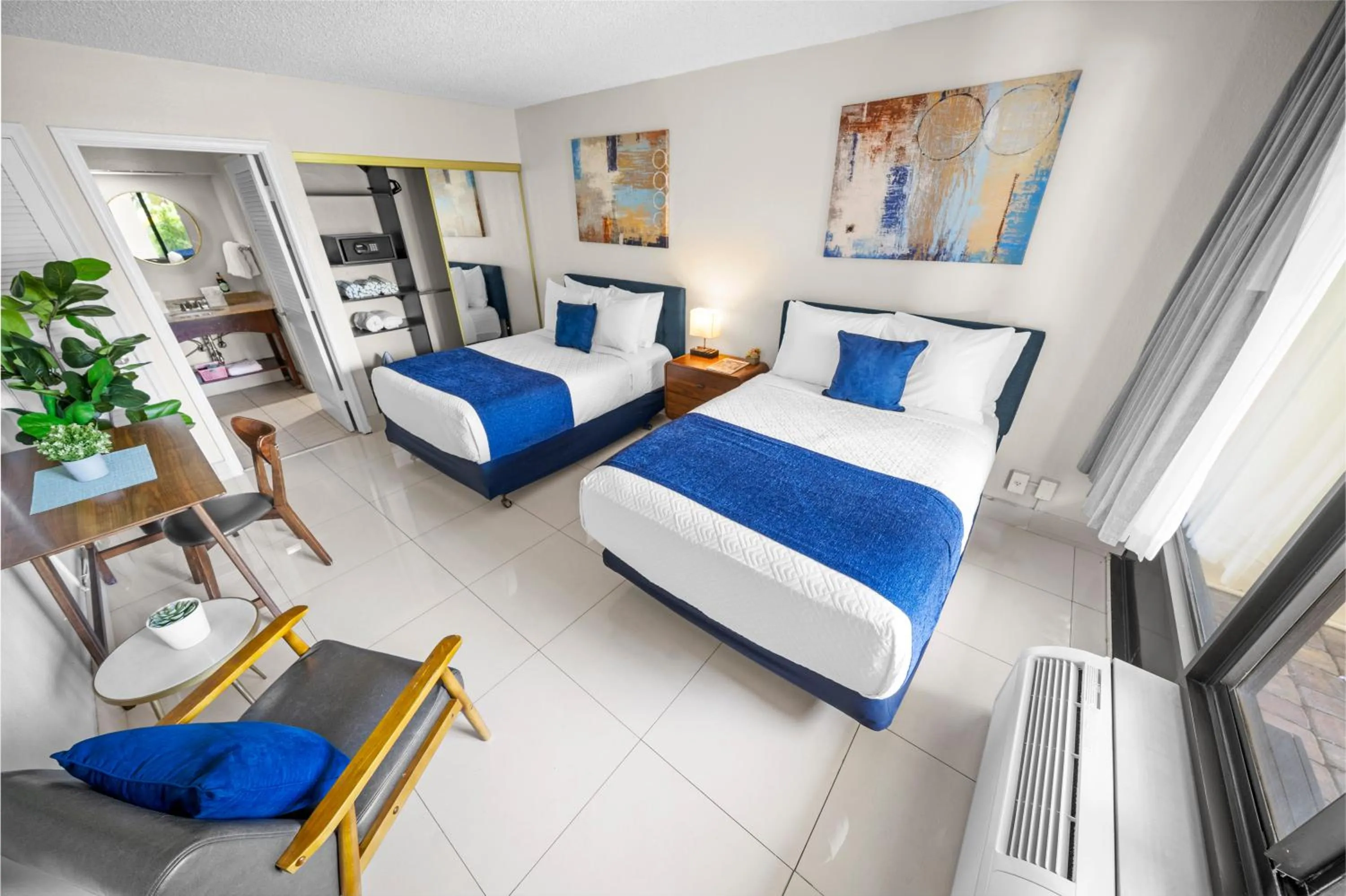 Photo of the whole room, Bed in Boca Plaza