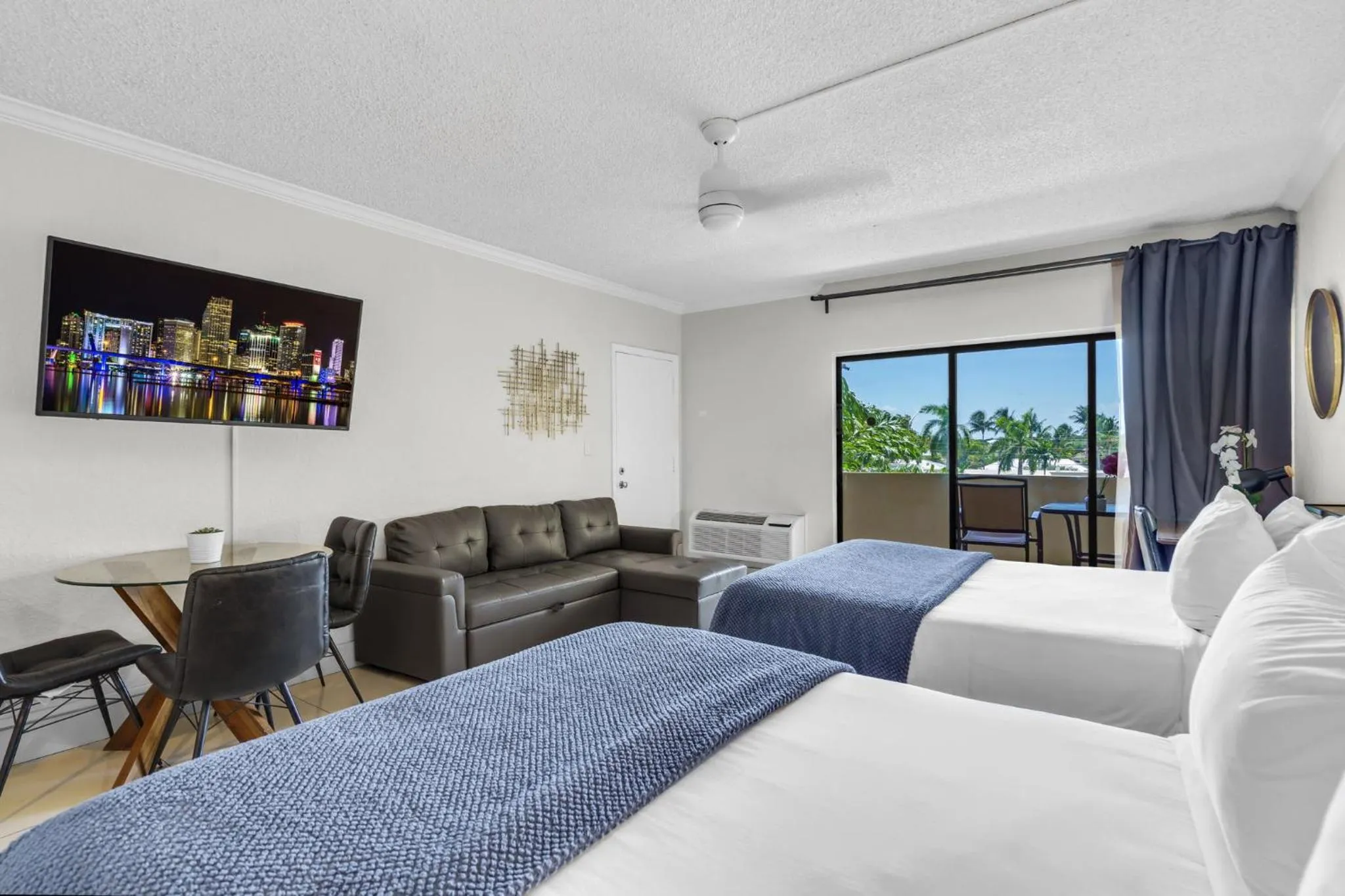 Photo of the whole room, Bed in Boca Plaza