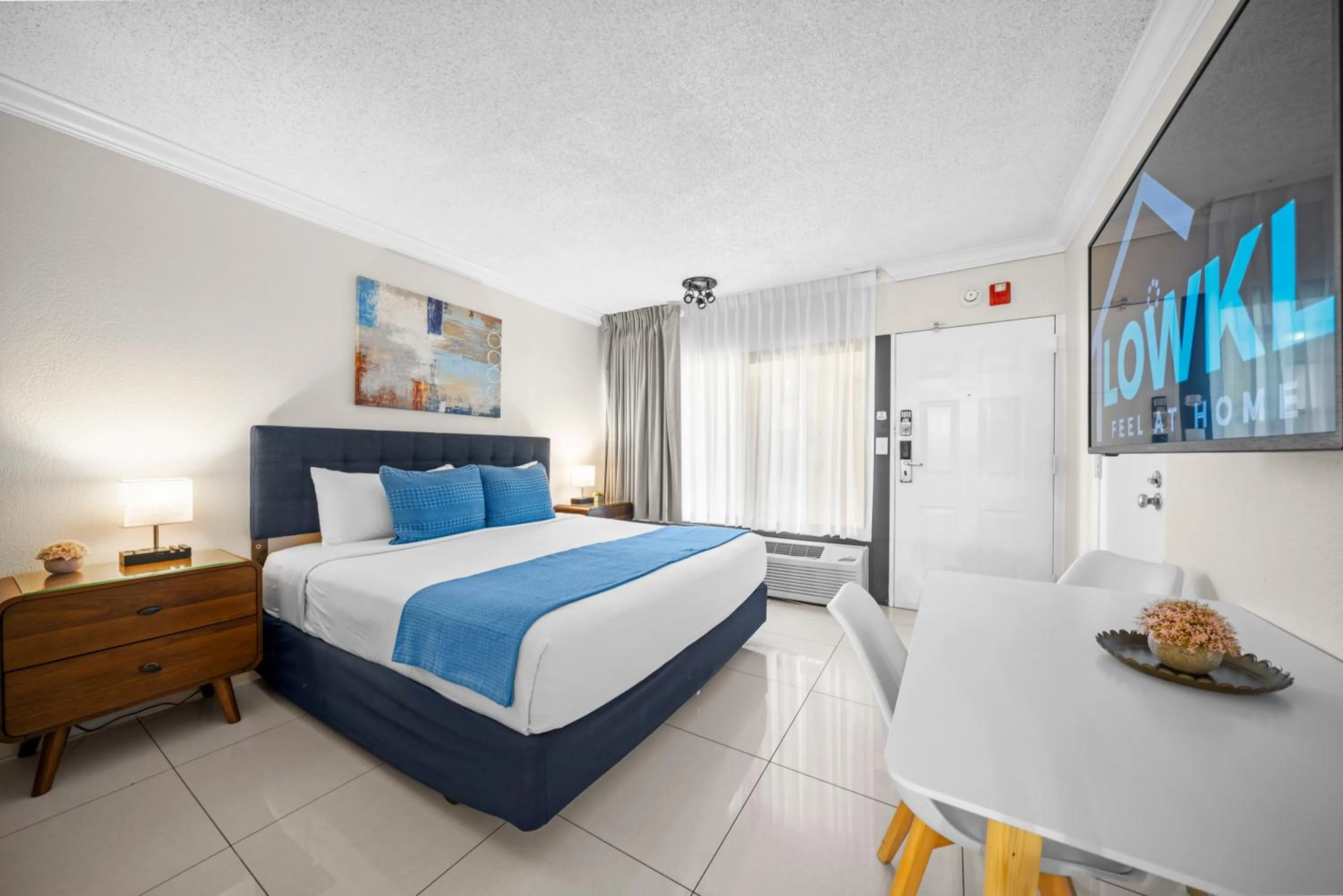 Photo of the whole room, Bed in Boca Plaza