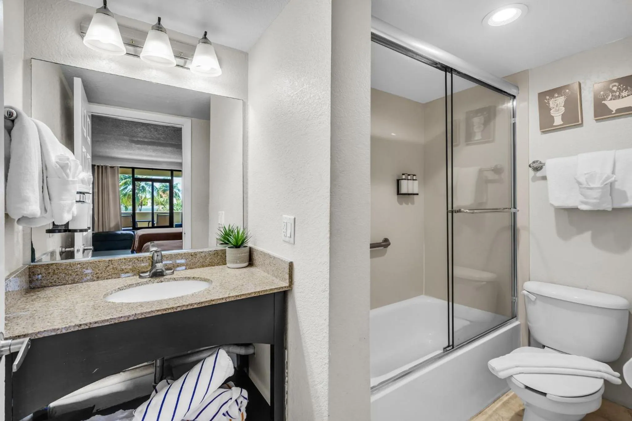 Shower in Boca Plaza