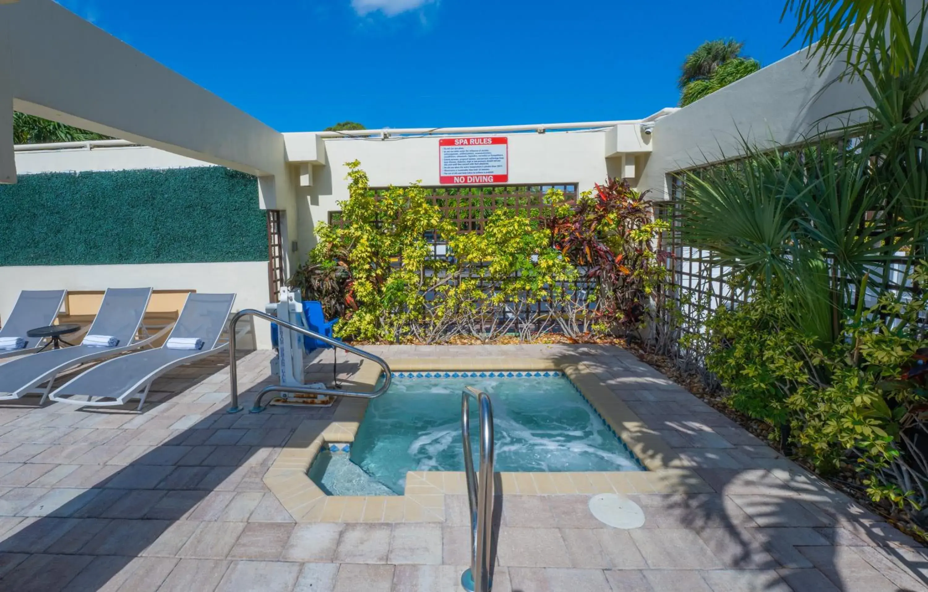 Swimming pool in Boca Plaza Swimming pool in Boca Plaza