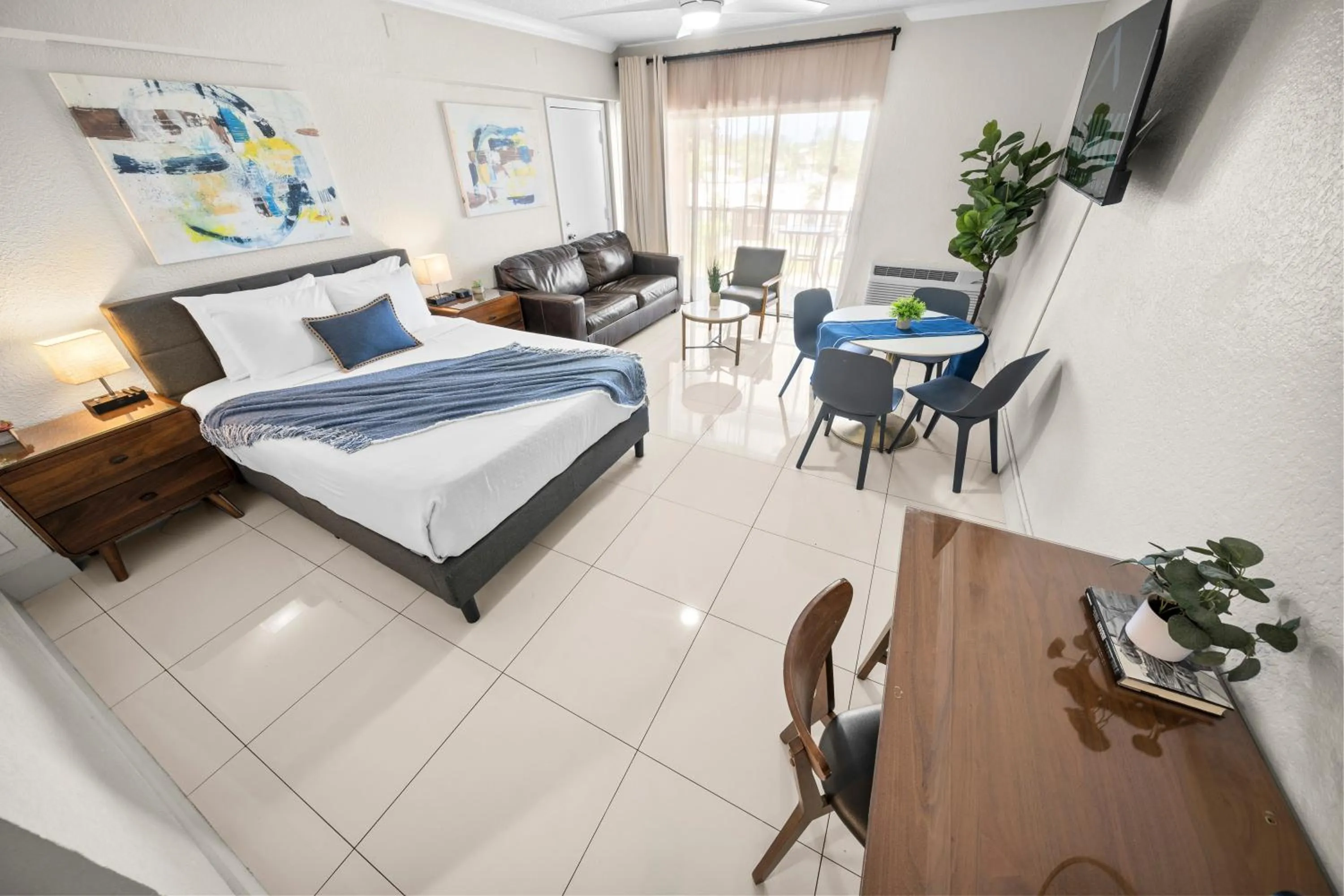 Photo of the whole room, Bed in Boca Plaza