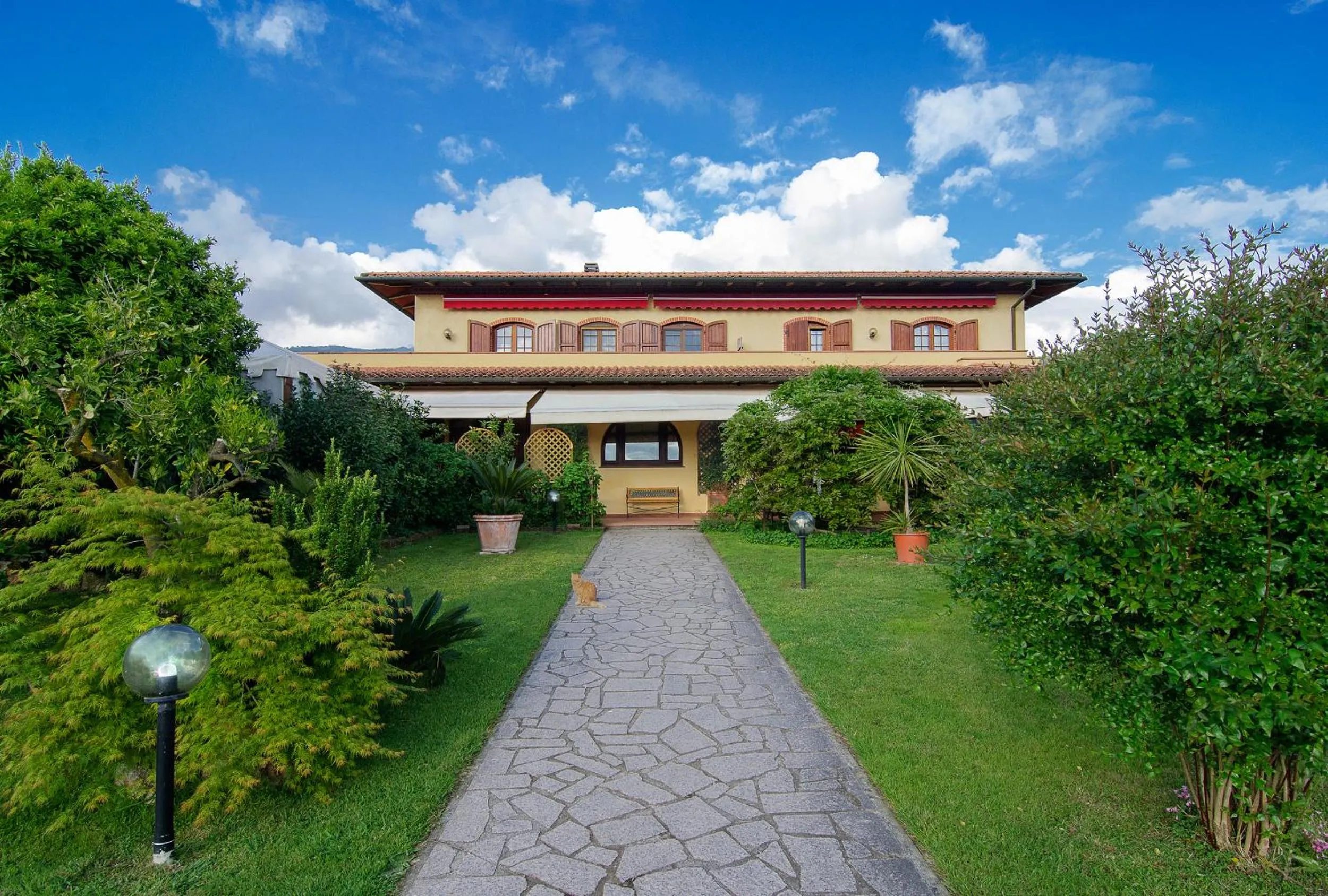 Property building in La Casa Gialla A MONTIGNOSO