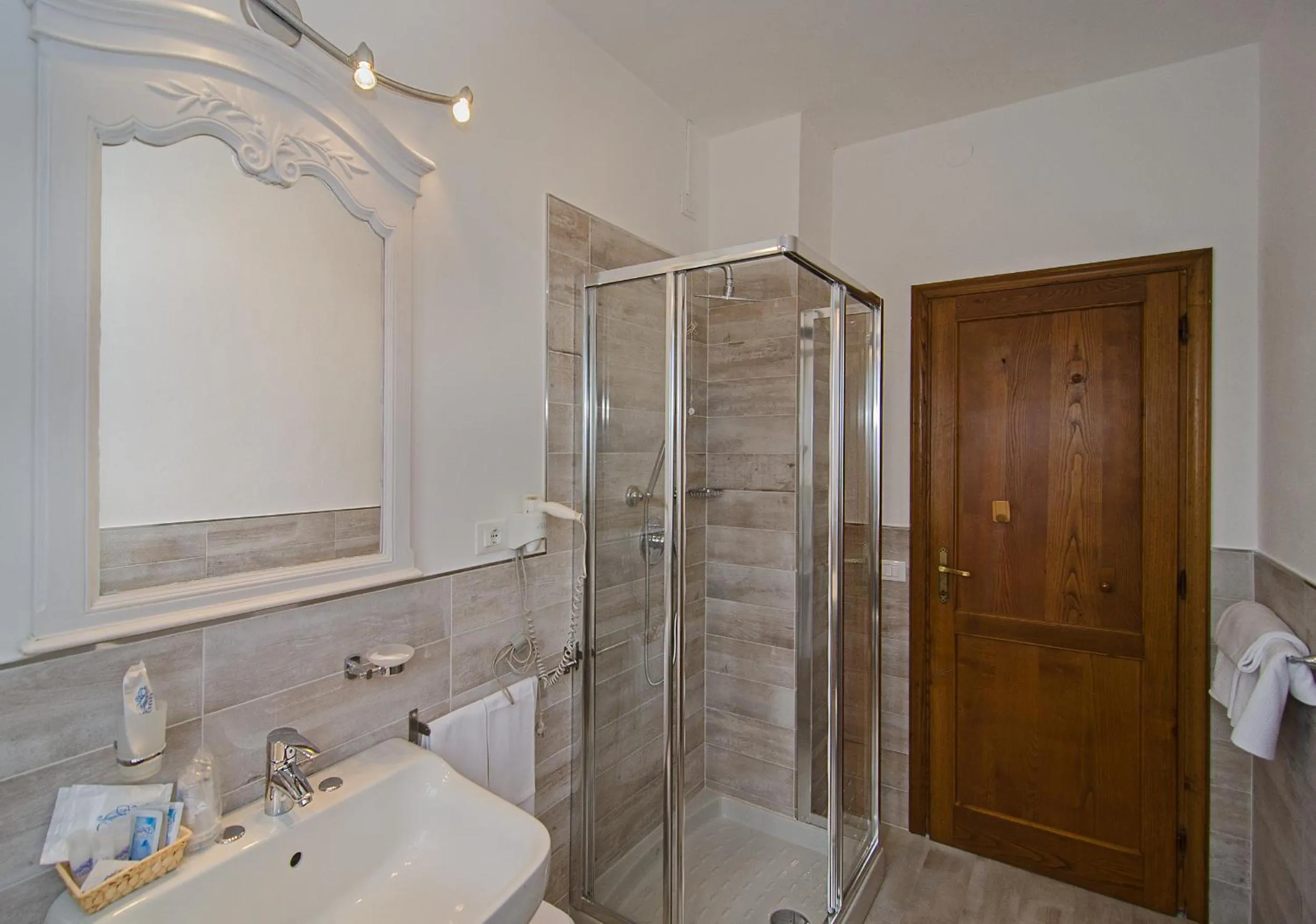 Bathroom in La Casa Gialla A MONTIGNOSO