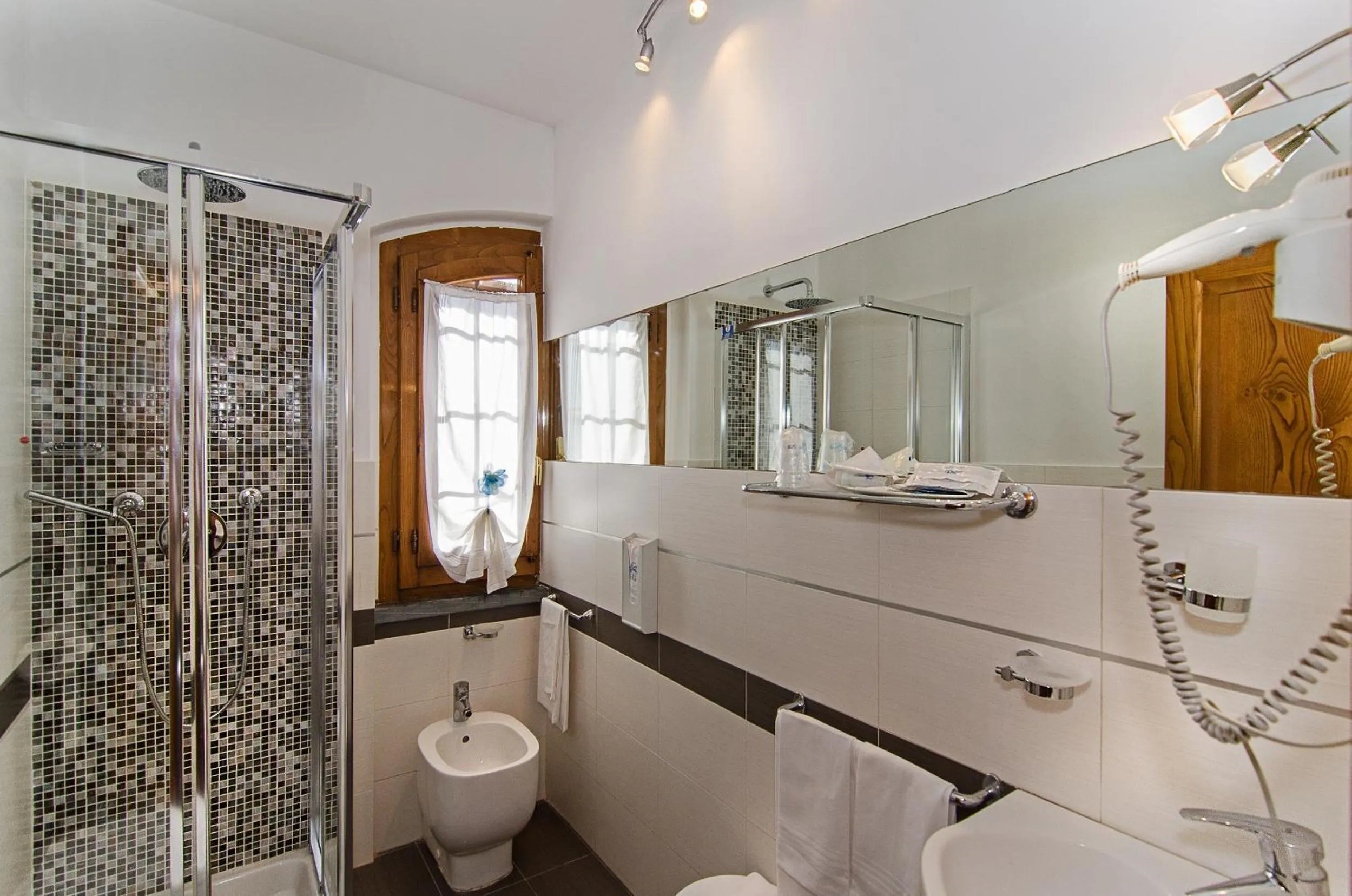 Shower in La Casa Gialla A MONTIGNOSO