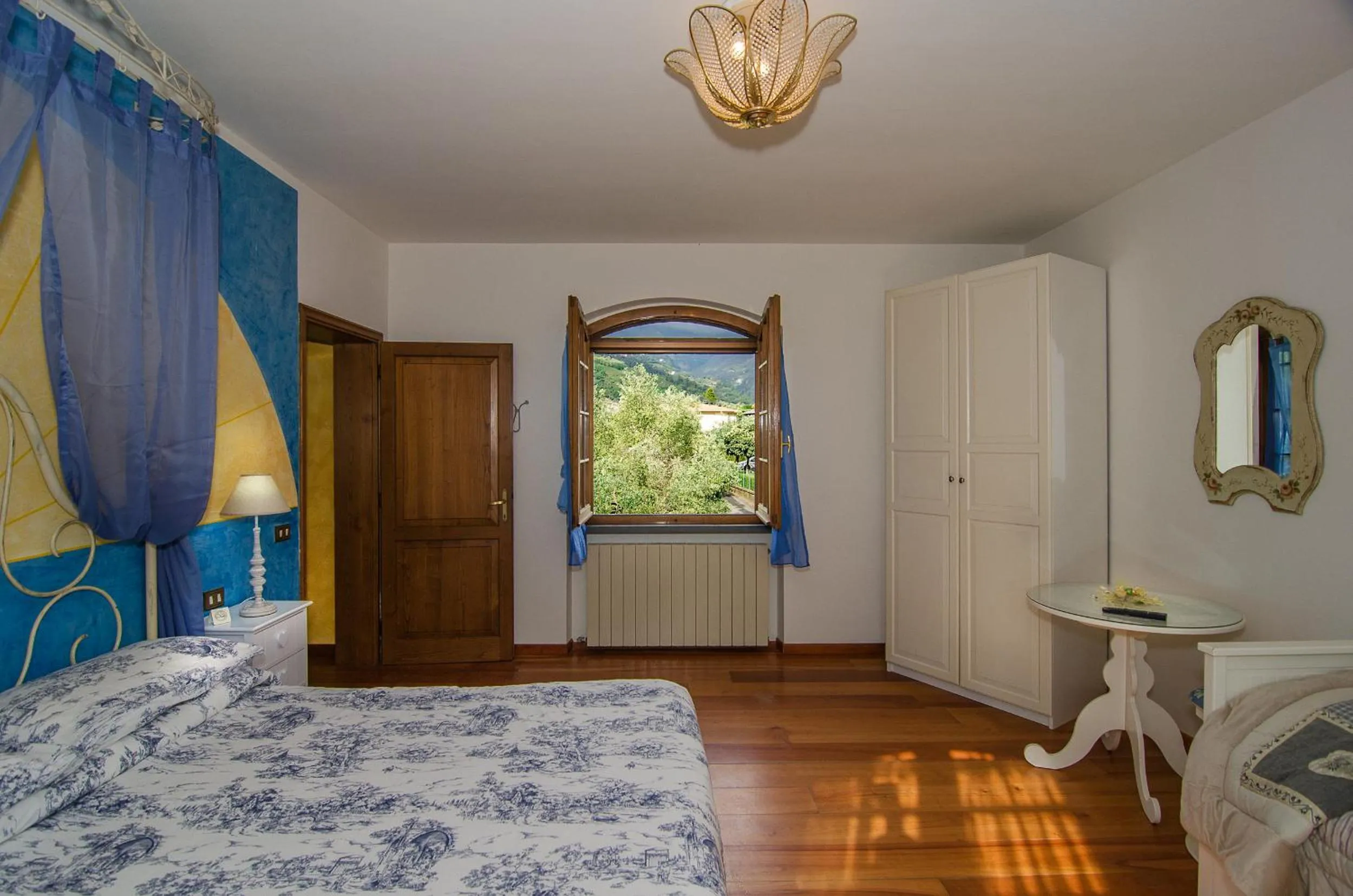 Photo of the whole room, Bed in La Casa Gialla A MONTIGNOSO