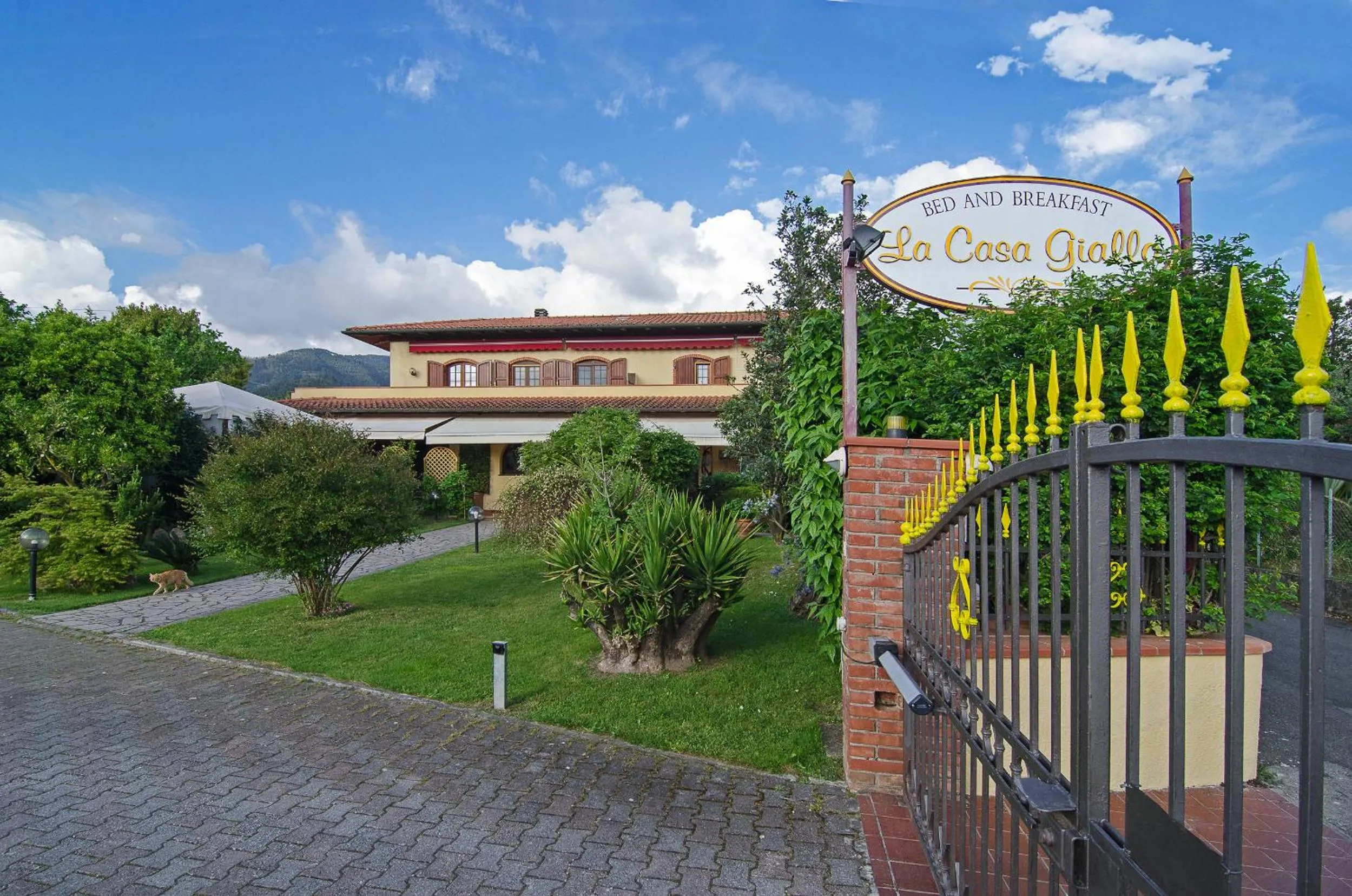 Facade/entrance in La Casa Gialla A MONTIGNOSO