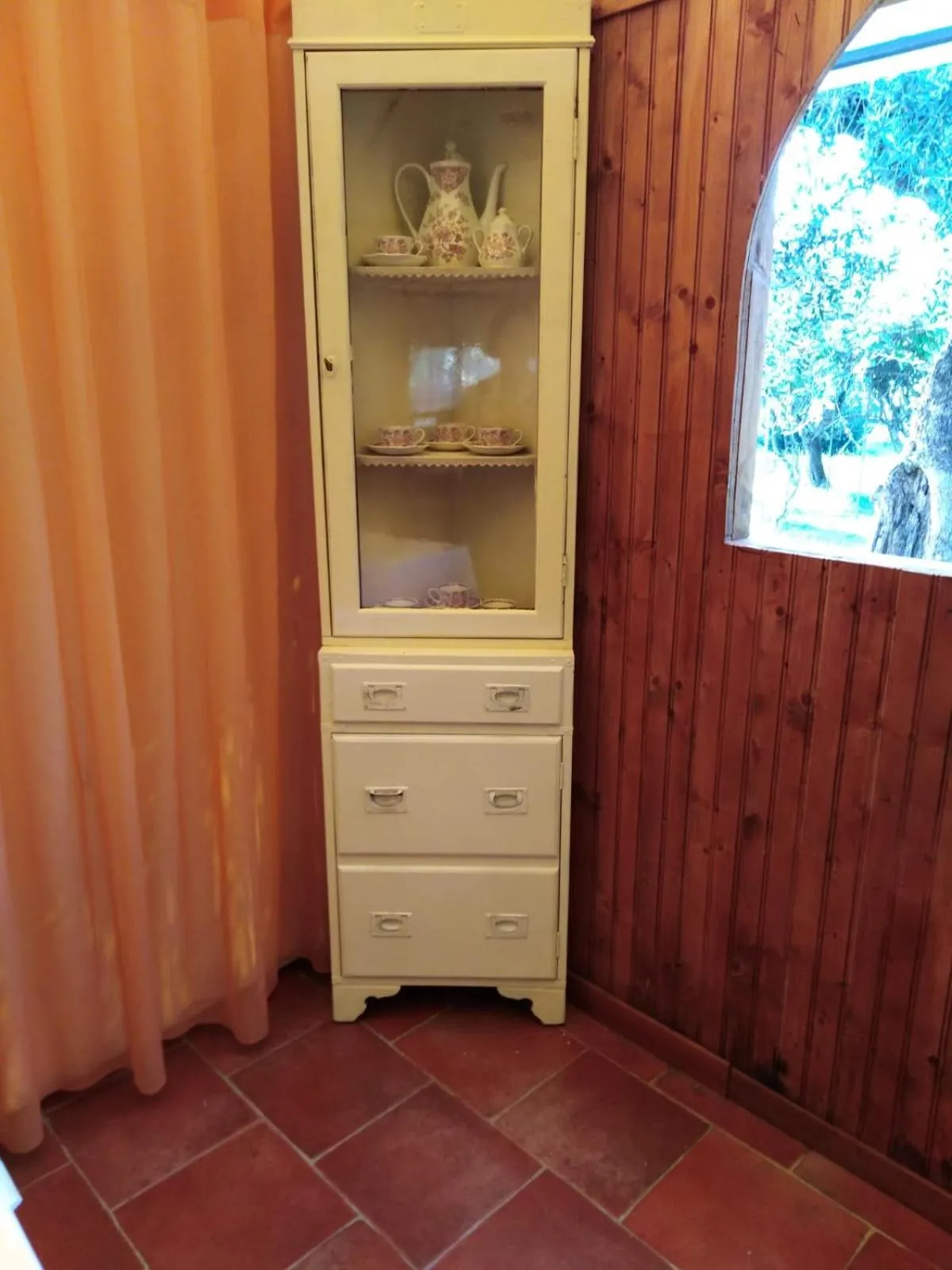 Communal lounge/ TV room in La Casa Gialla A MONTIGNOSO