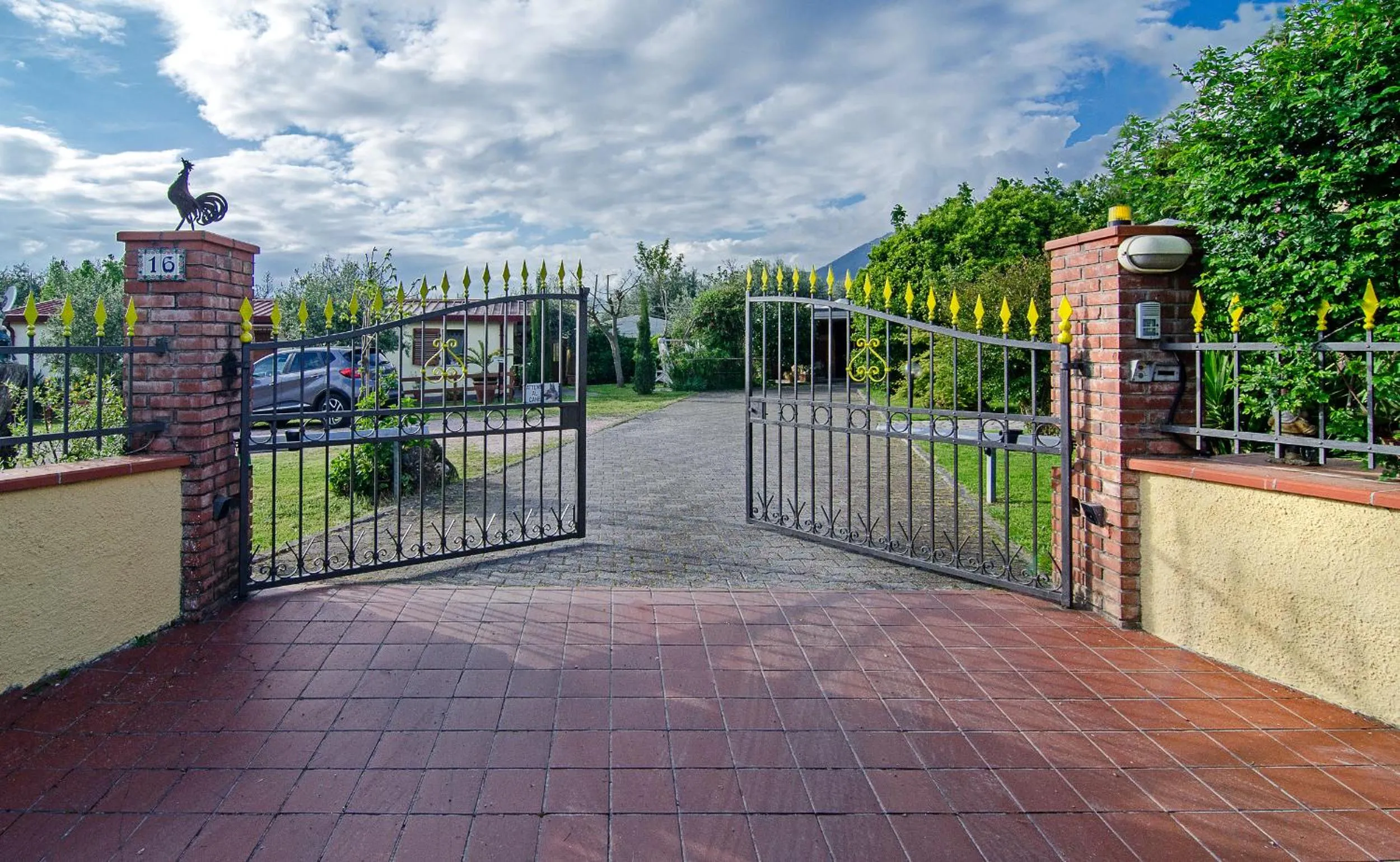 Property building in La Casa Gialla A MONTIGNOSO