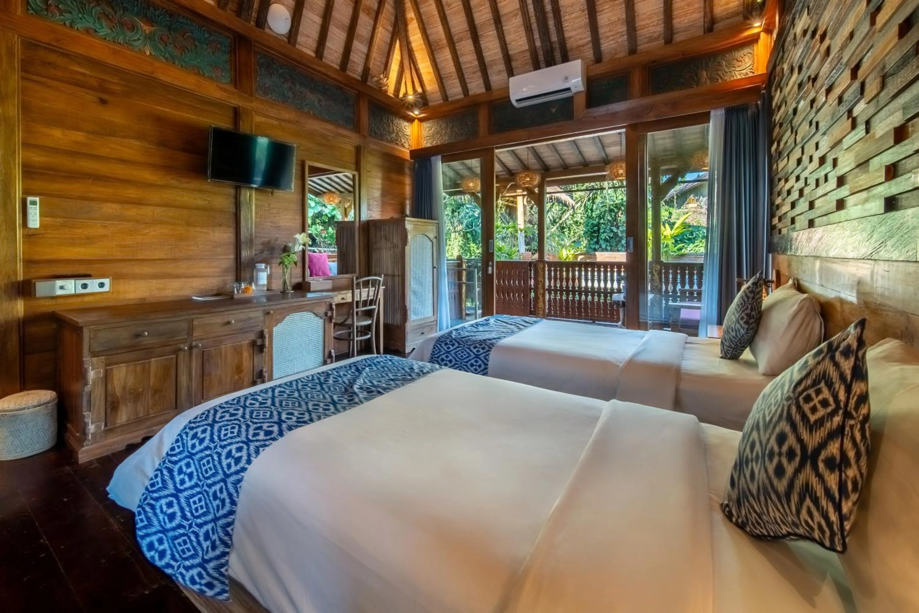 TV and multimedia, Bed in Parvati Retreat Villas
