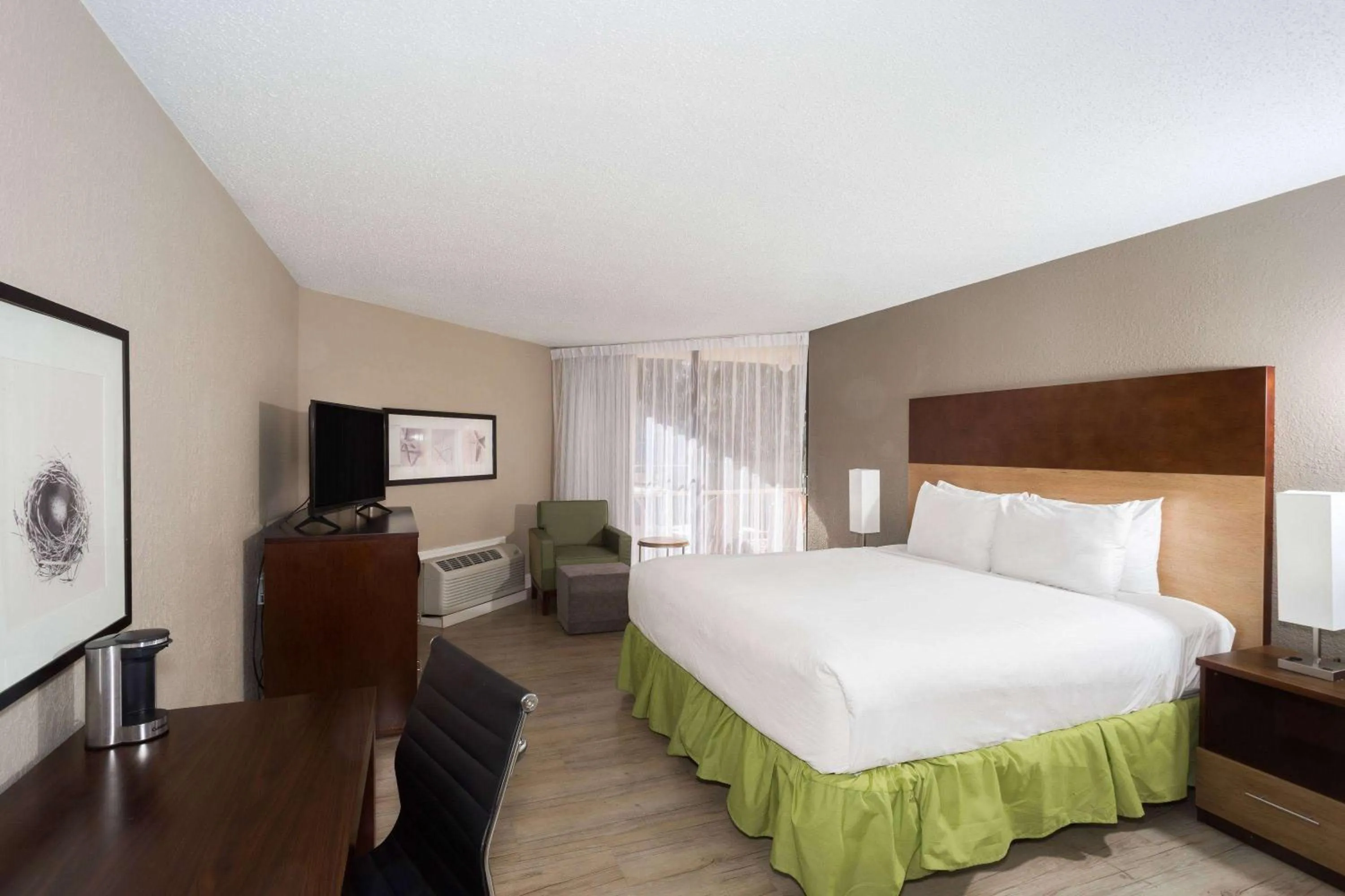 Photo of the whole room in Stayable Select Gainesville