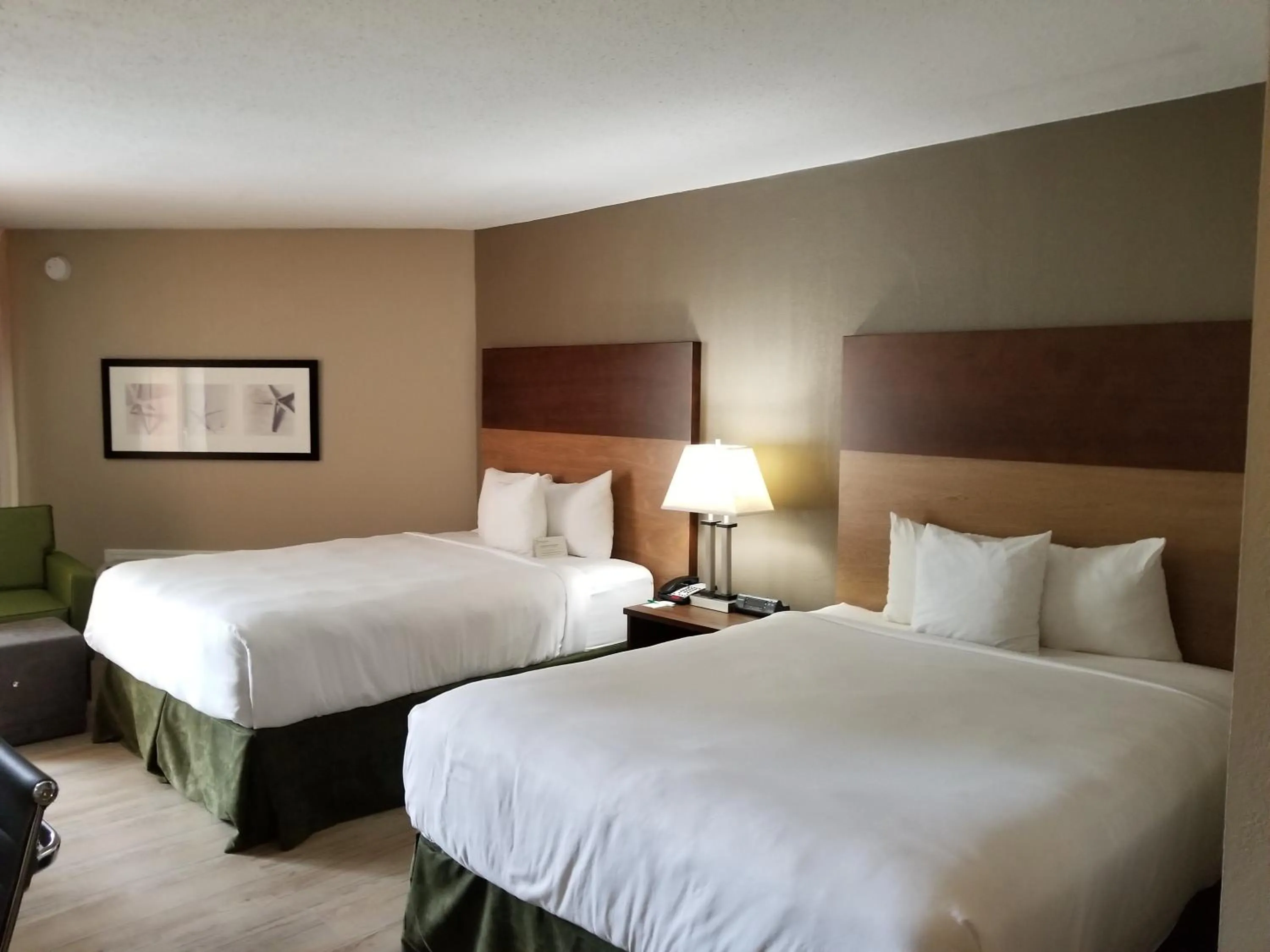 Photo of the whole room in Stayable Select Gainesville