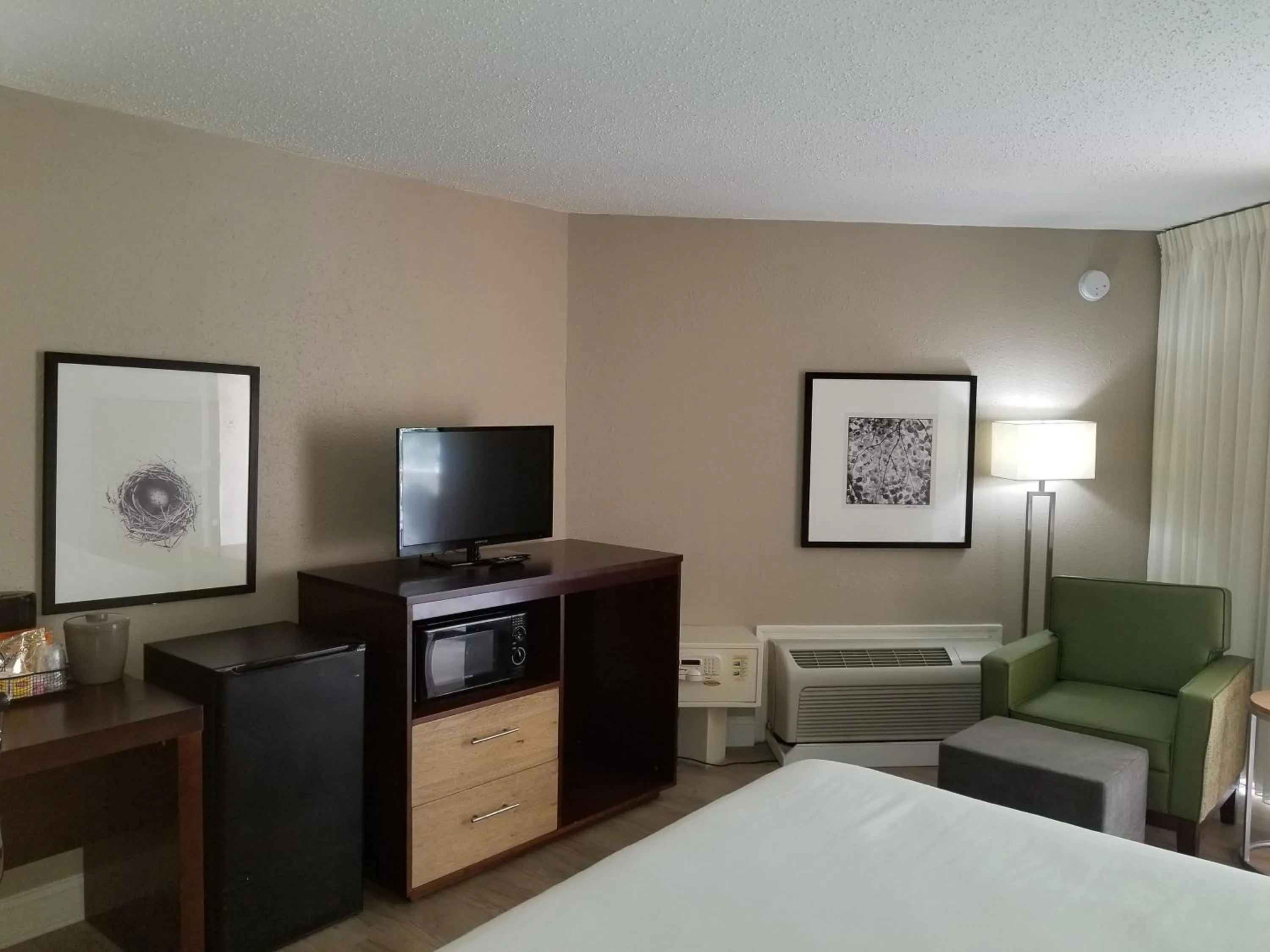 Living room, TV/Entertainment Center in Stayable Select Gainesville