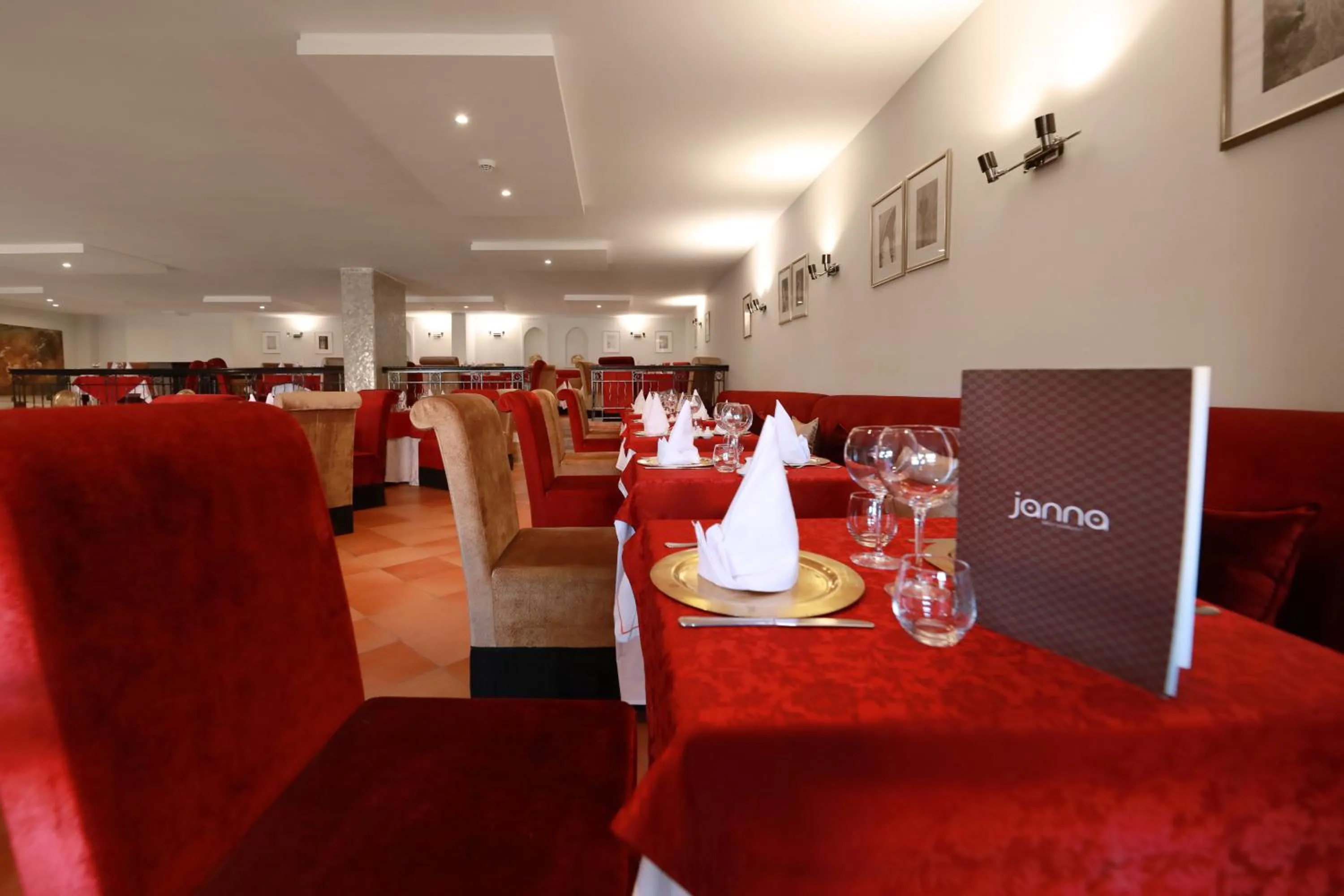 Restaurant/places to eat in Kenzi Rose Garden