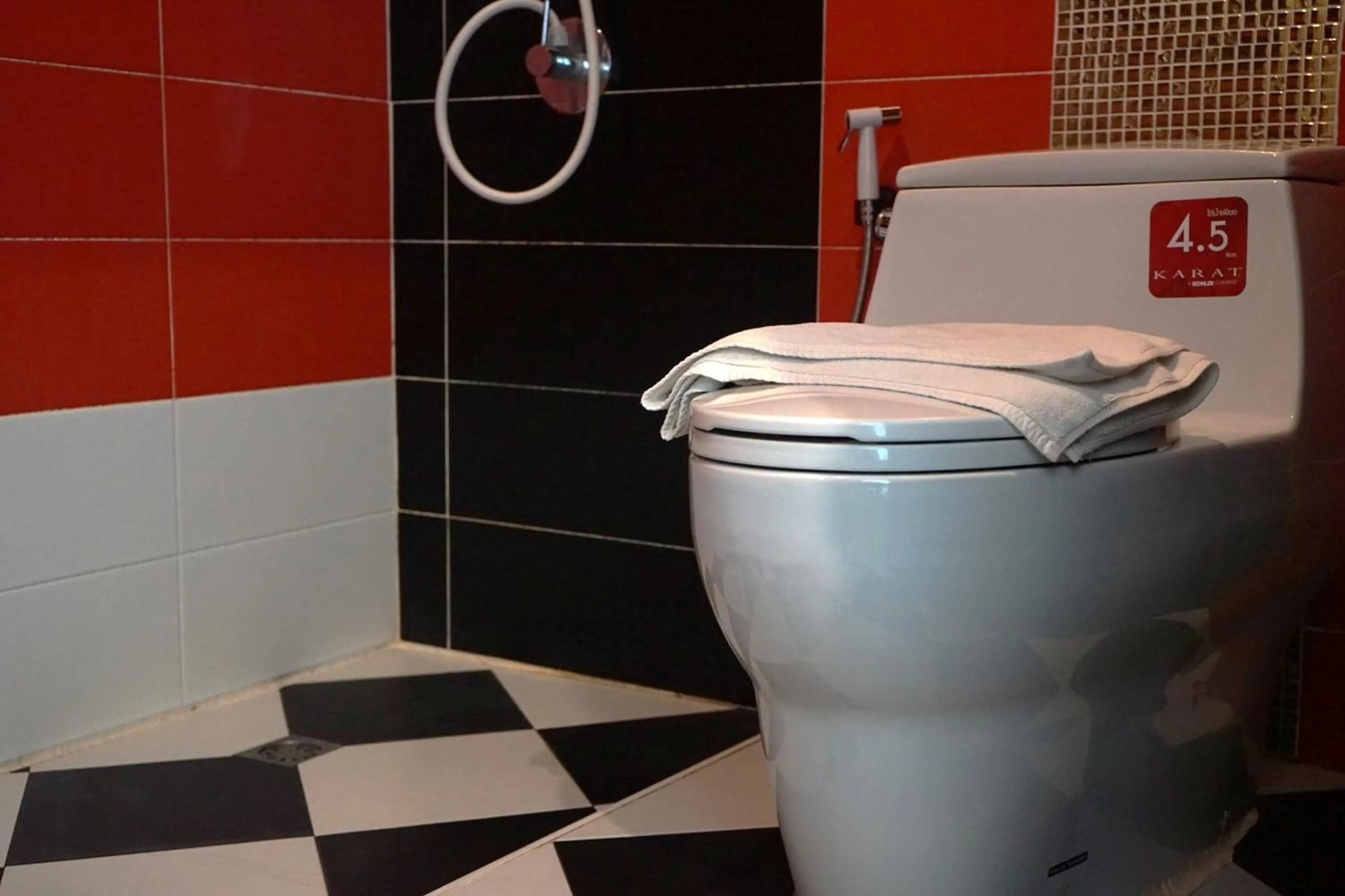 Bathroom in Chaiyai River Front Hotel