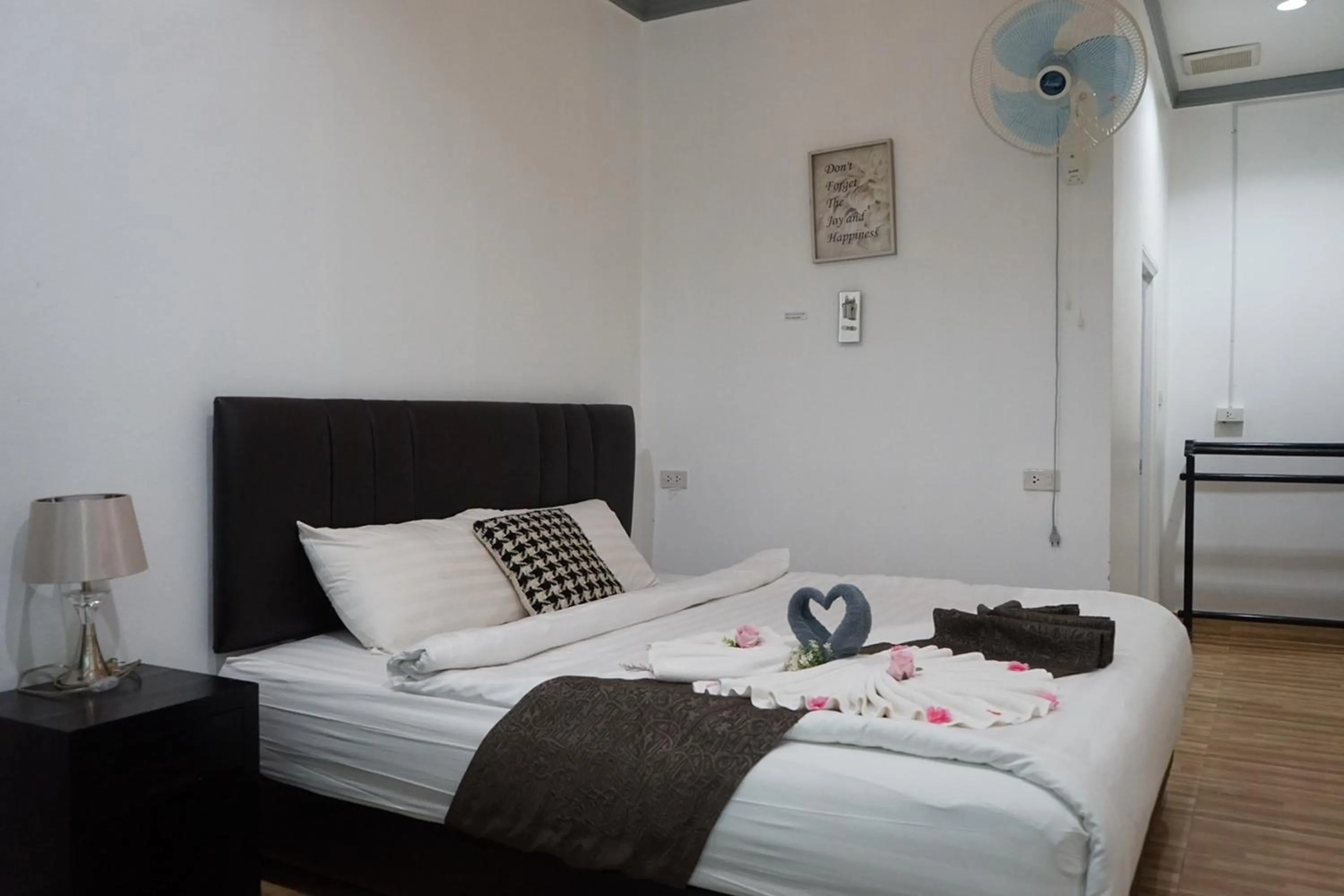 Bed in Chaiyai River Front Hotel