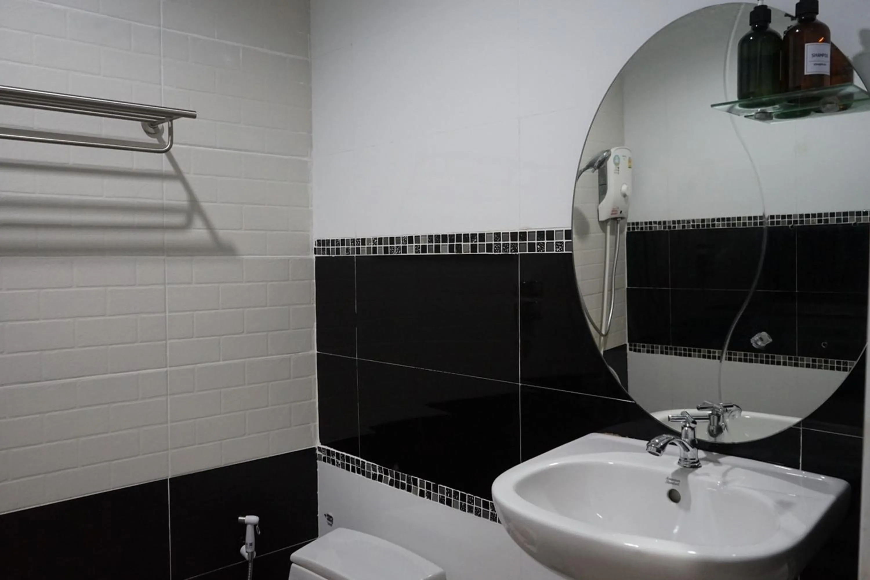 Shower in Chaiyai River Front Hotel